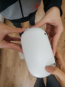 zdjęcie: zbliżenie na ręce z goglami VR