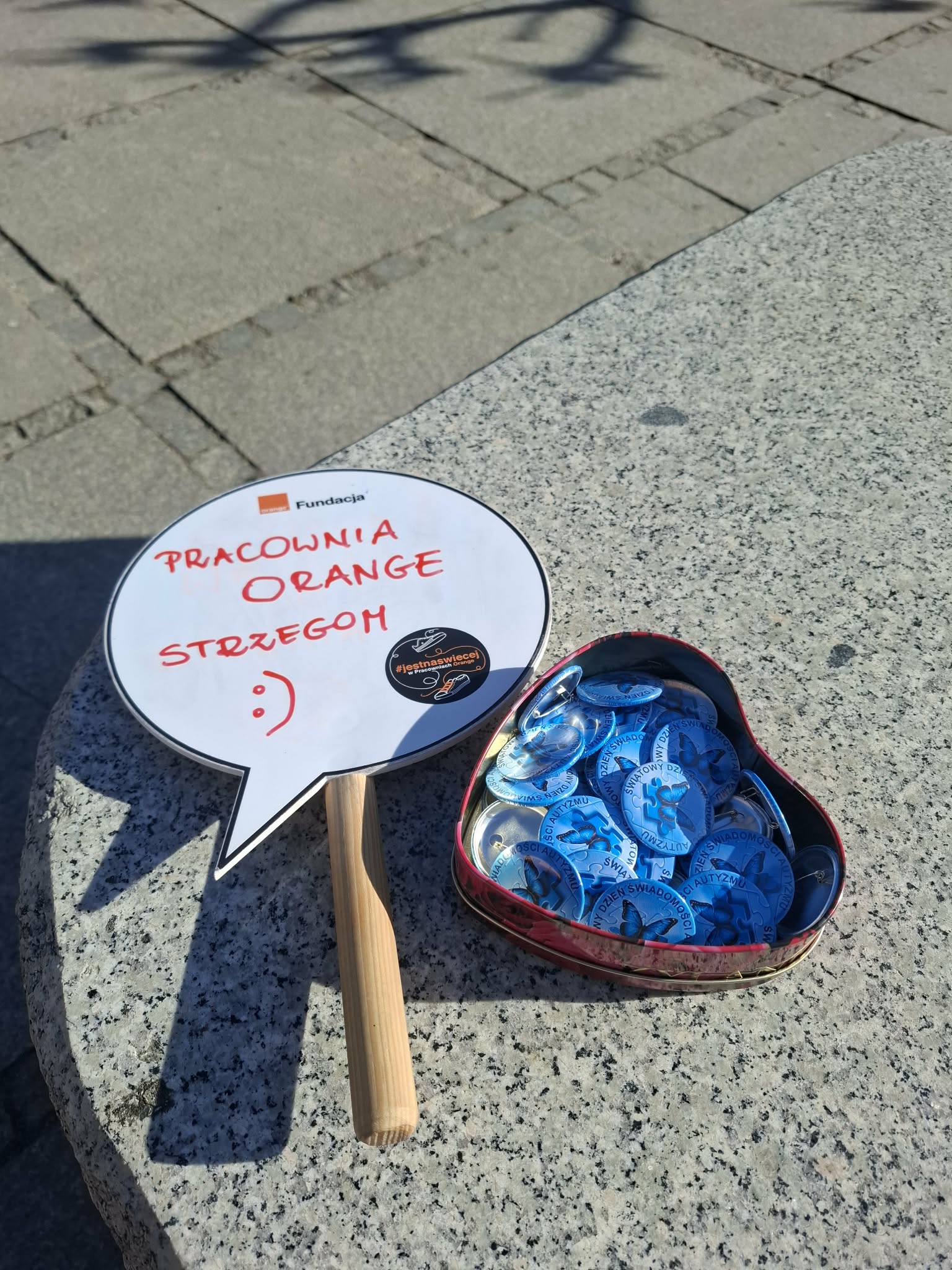 Przypinki tworzone w Pracowni Orange w Strzegomiu.