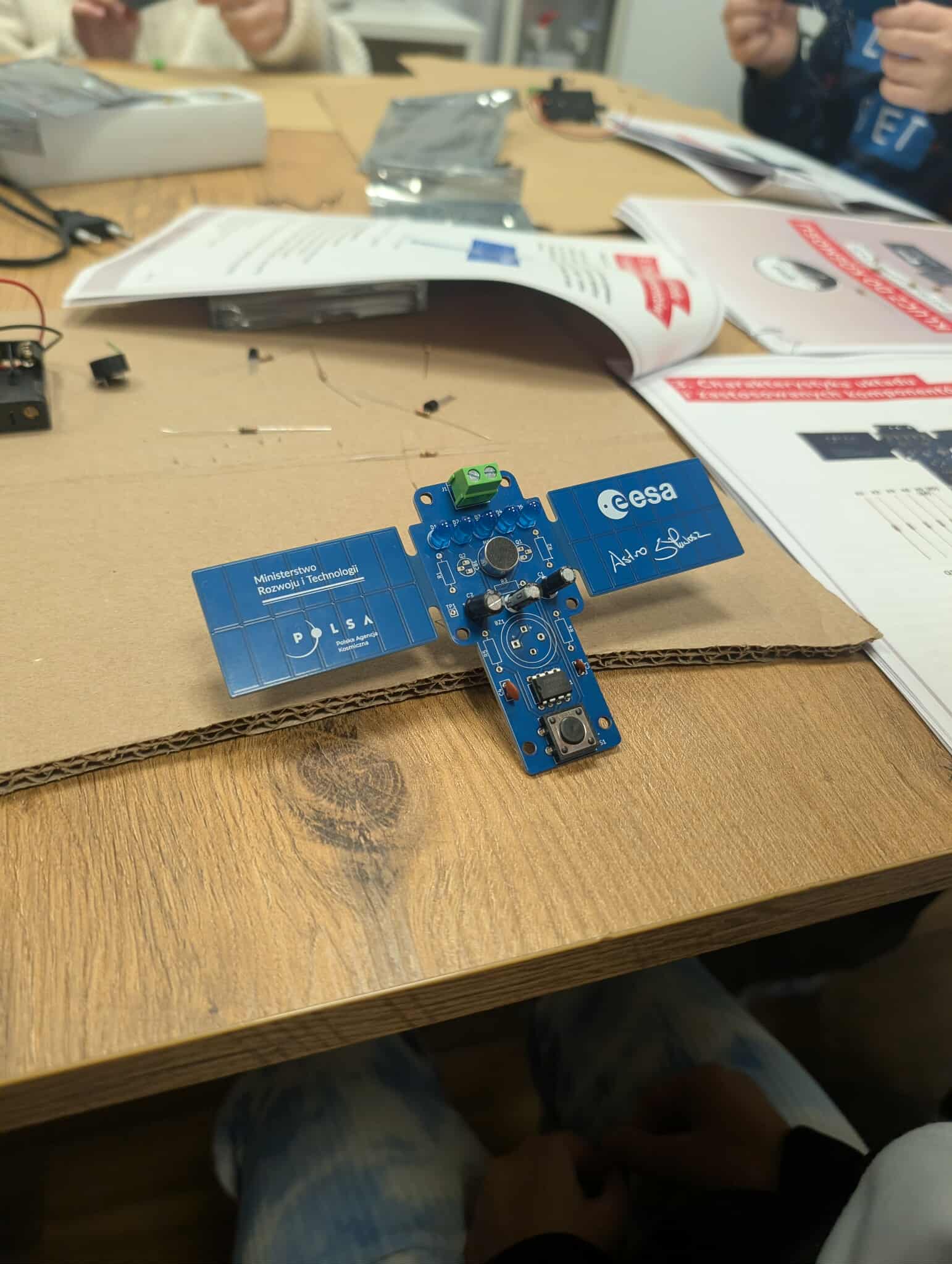 płytka PCB w kształcie międzynarodowej stacji kosmicznej