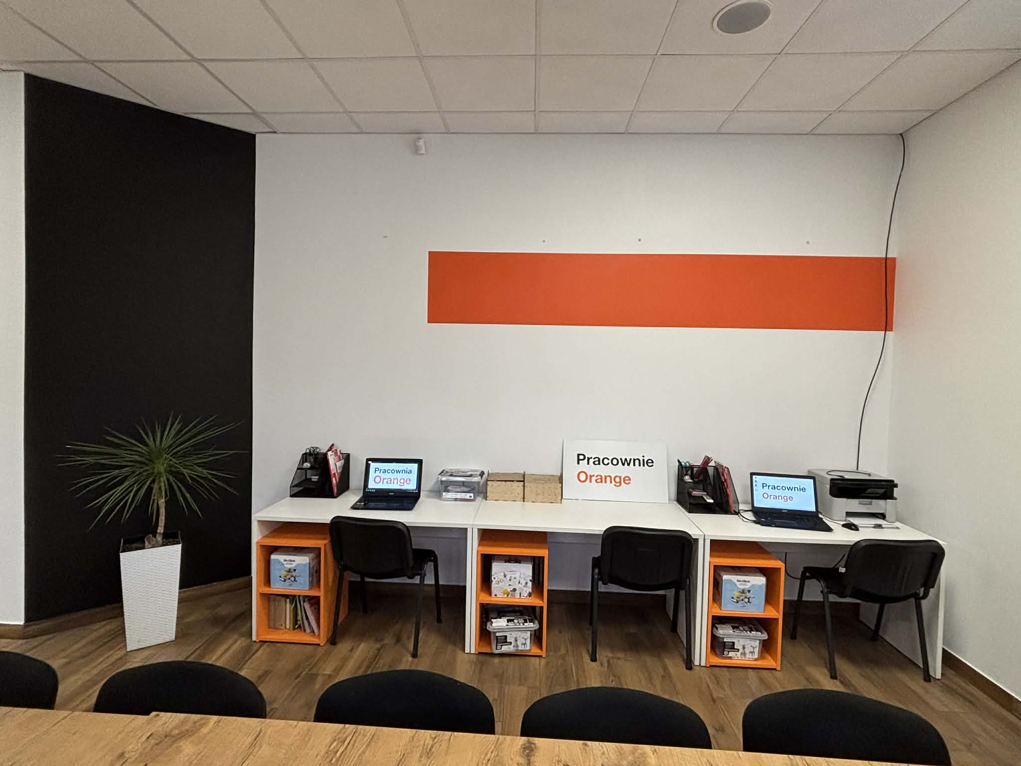 ściana z pomarańcozwym paskiem