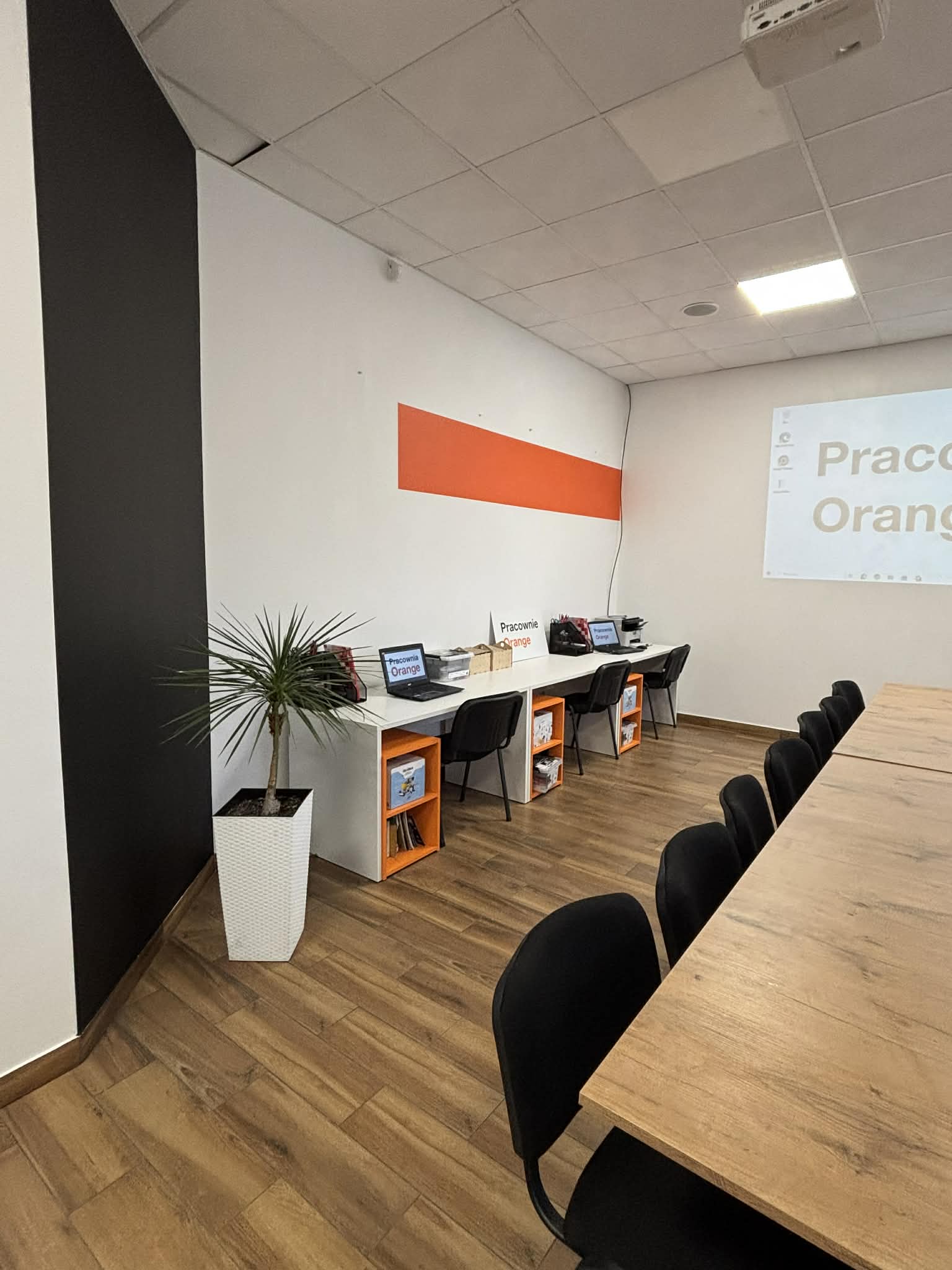 ściana z pomarańczowym paskiem i czarnym