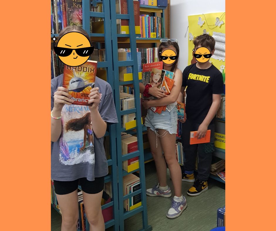 Dzieci między półkami z książkami.