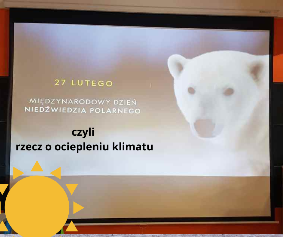 Ścienny ekran, a na nim wyświetlony kadr z głową niedźwiedzia polarnego, datą i informacją dotyczącą Dnia Niedźwiedzia Polarnego