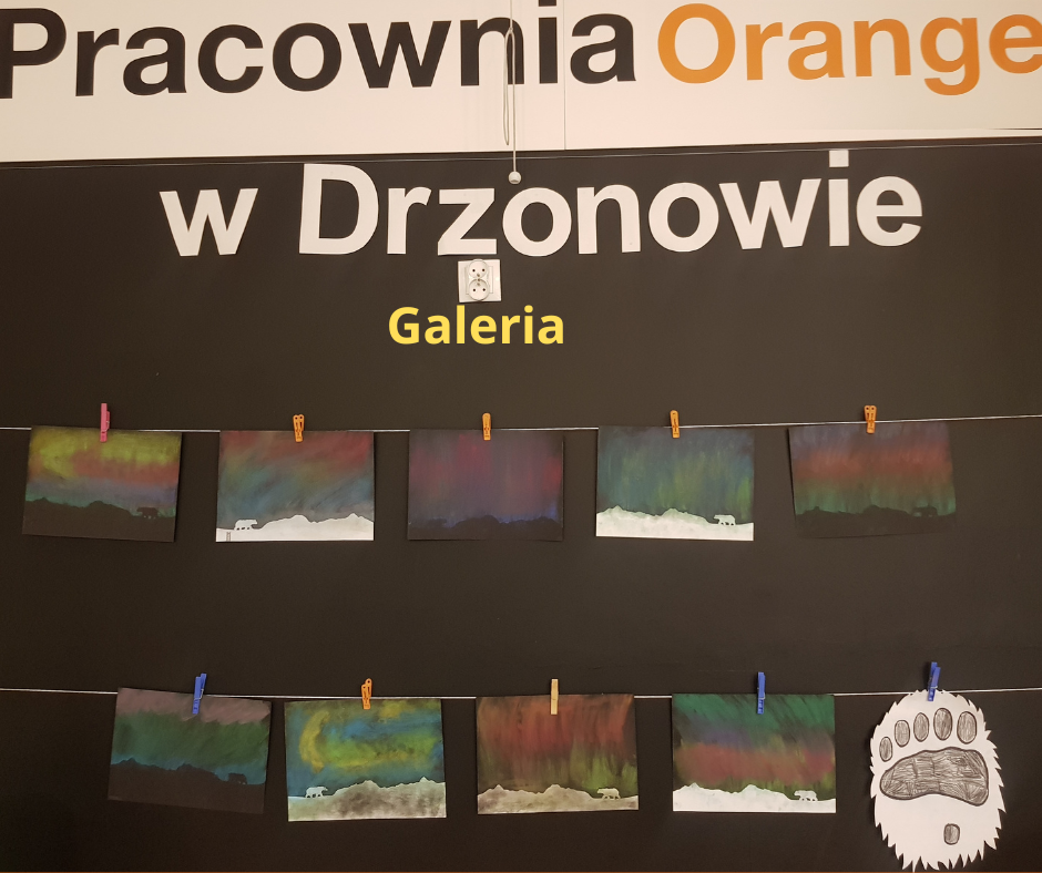 ściana z napisem Pracownia Orange w Drzonowie a poniżej galeria z wiszącymi obrazkami