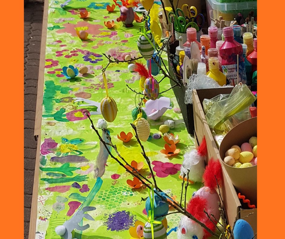 Długi obraz z elementami 3D przedstawiający fantazyjną łąkę rozłożony długim stole.