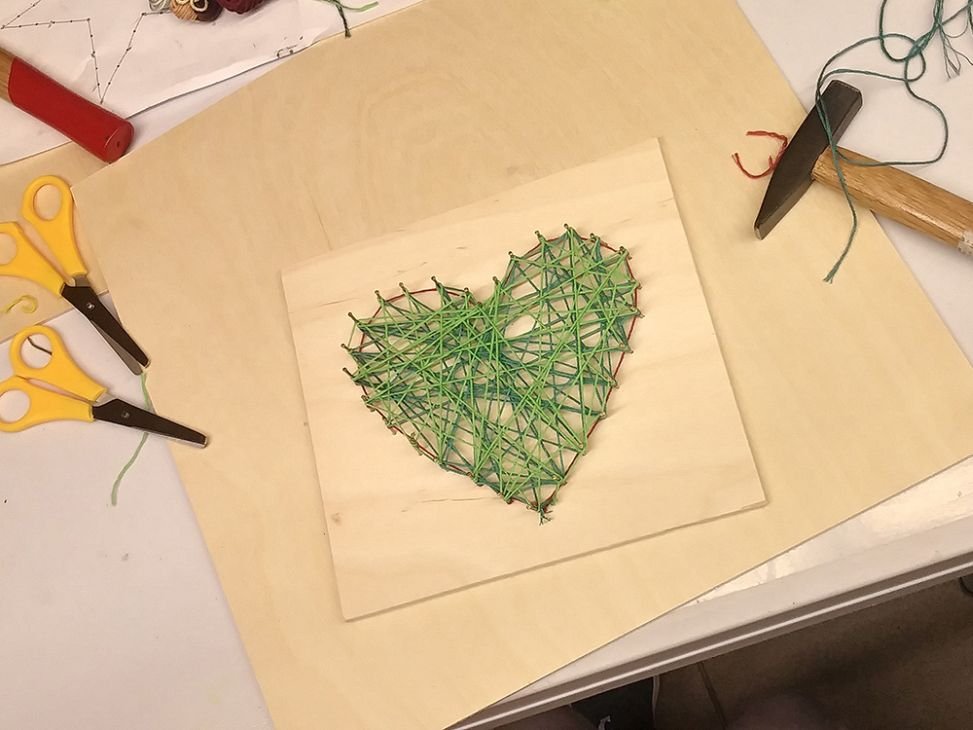 Obrazek wykonany metodą string art - zielone serce.