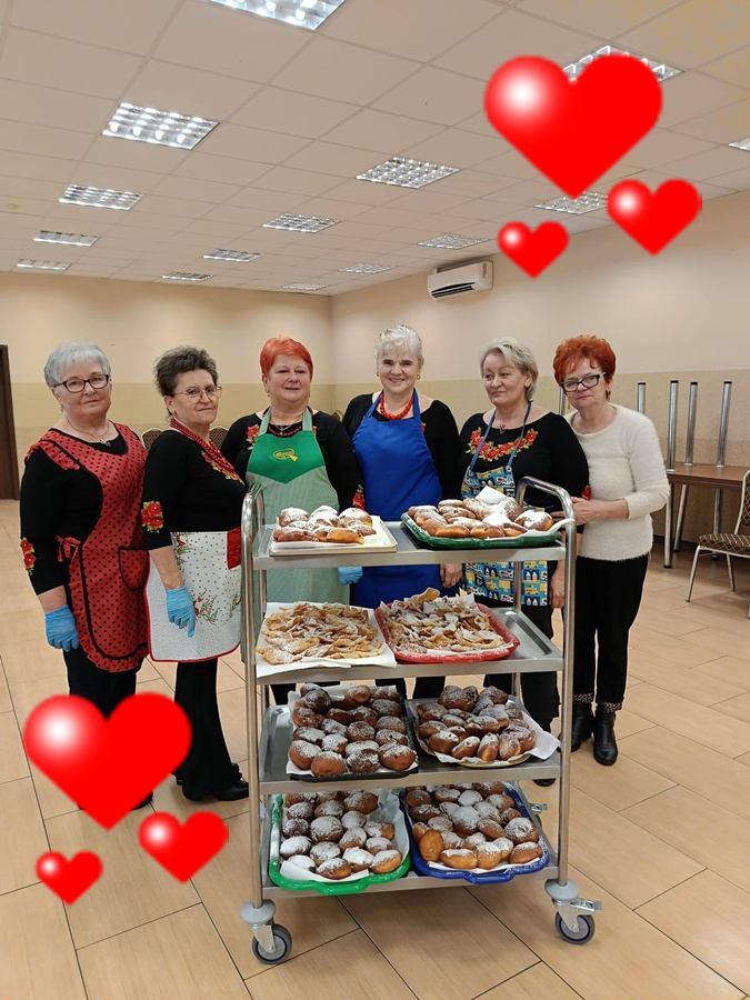 panie z KGW Mokrzeszanki wraz z wózkiem pełnym pączków i faworków