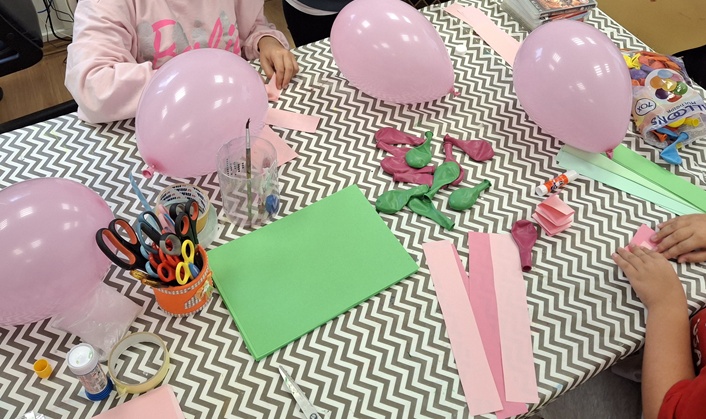 balony i kartki rozłożone na stole