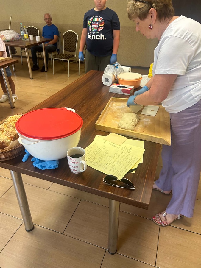 pani wyrabiająca ciasto na chałki