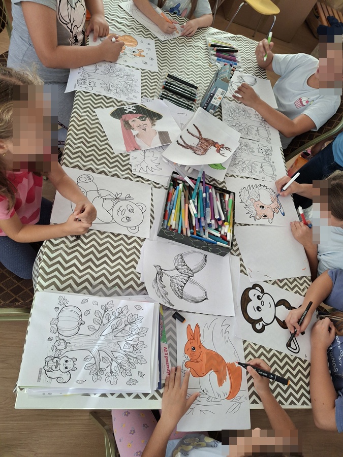 dzieci kolorujące obrazki o tematyce jesiennej