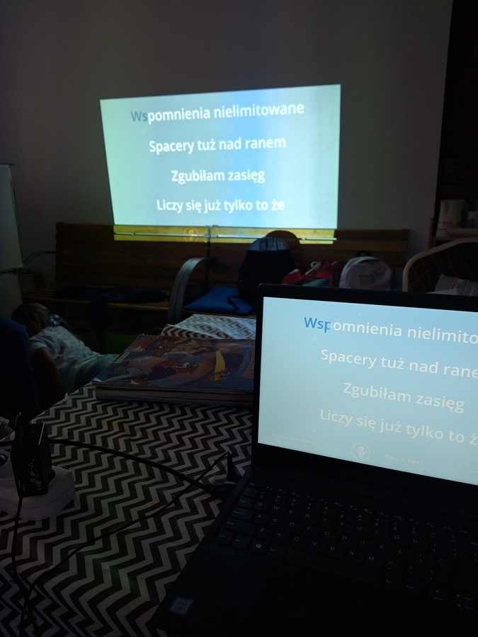 tekst piosenki wyświetlony na ścianie