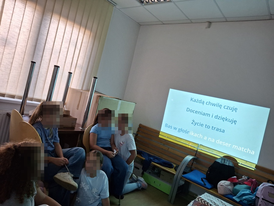 dzieci śpiewające karaoke