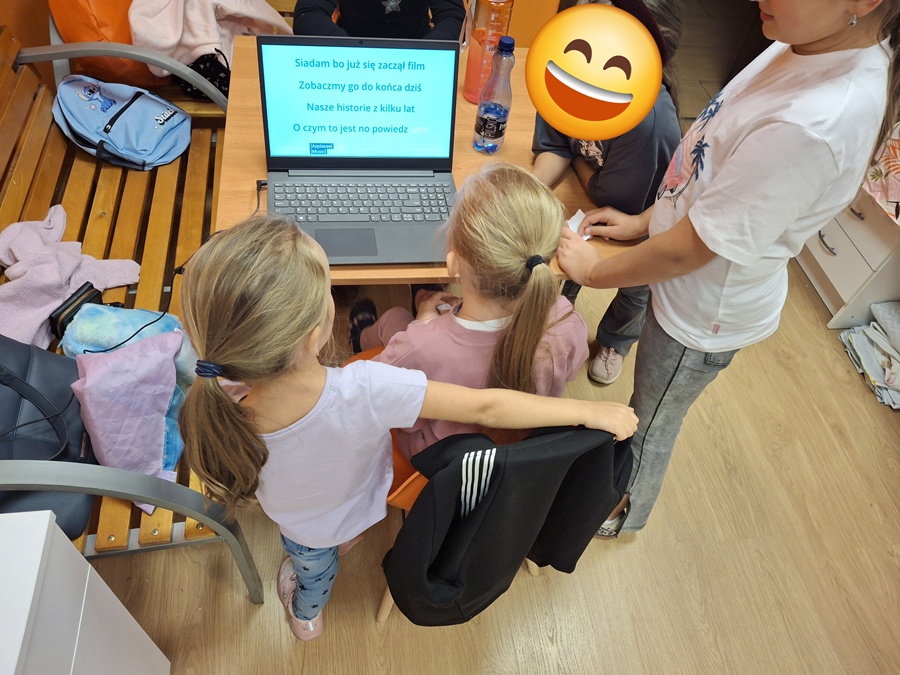 dziewczynki przy laptopie śpiewające piosenki