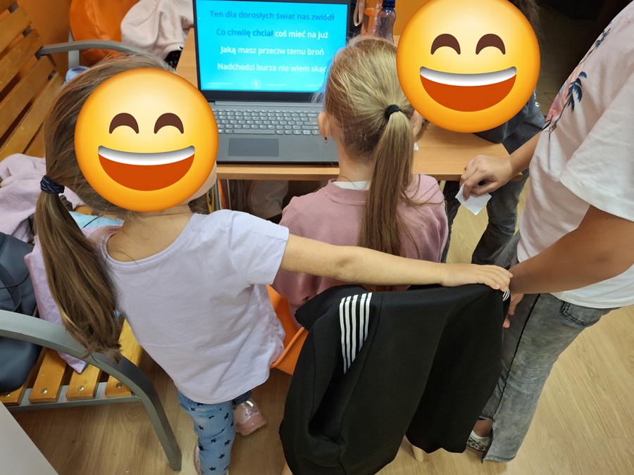 dziewczynki przy laptopie śpiewające piosenki- karaoke