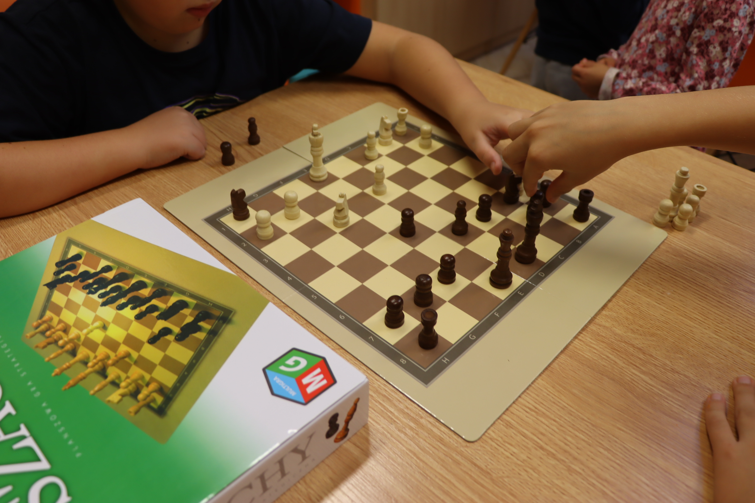 Dzieci grające w szachy.