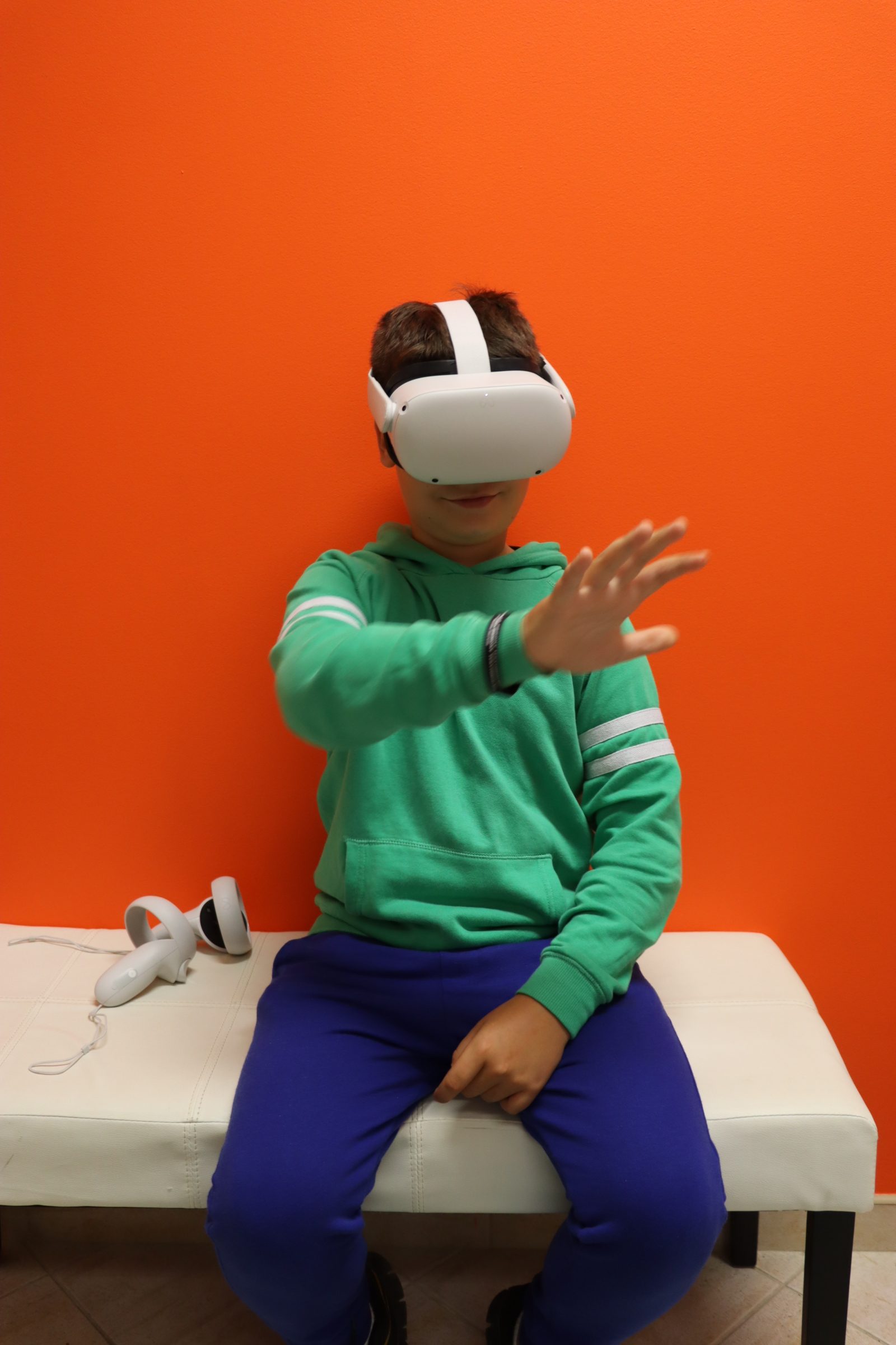 Chłopiec w goglach VR