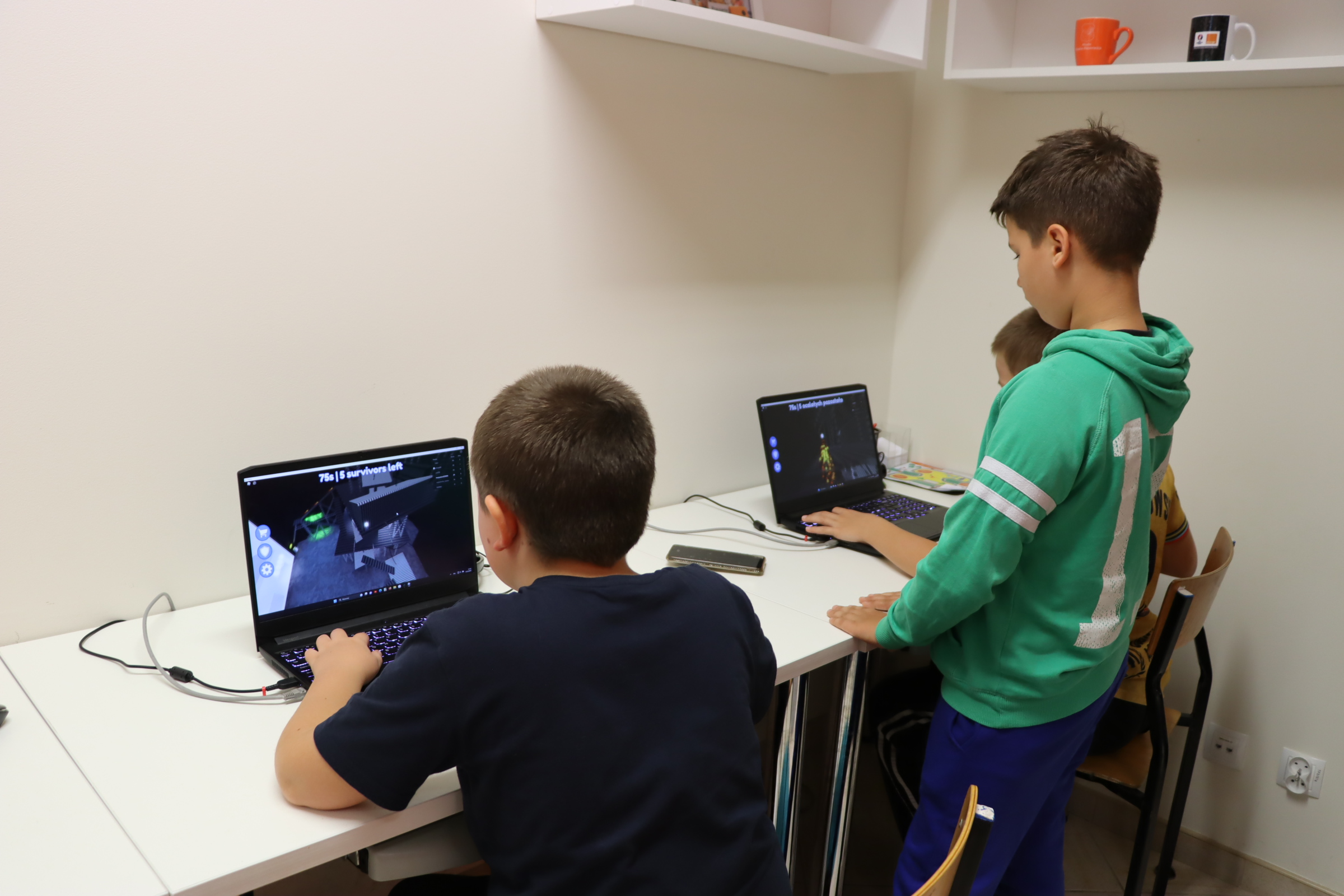 Chłopcy grający na komputerze