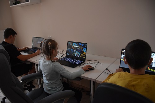 Trójka dzieci przy lapropach w Pracowni