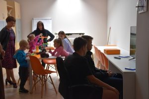 grupa osób z dziećmi w pracowni
