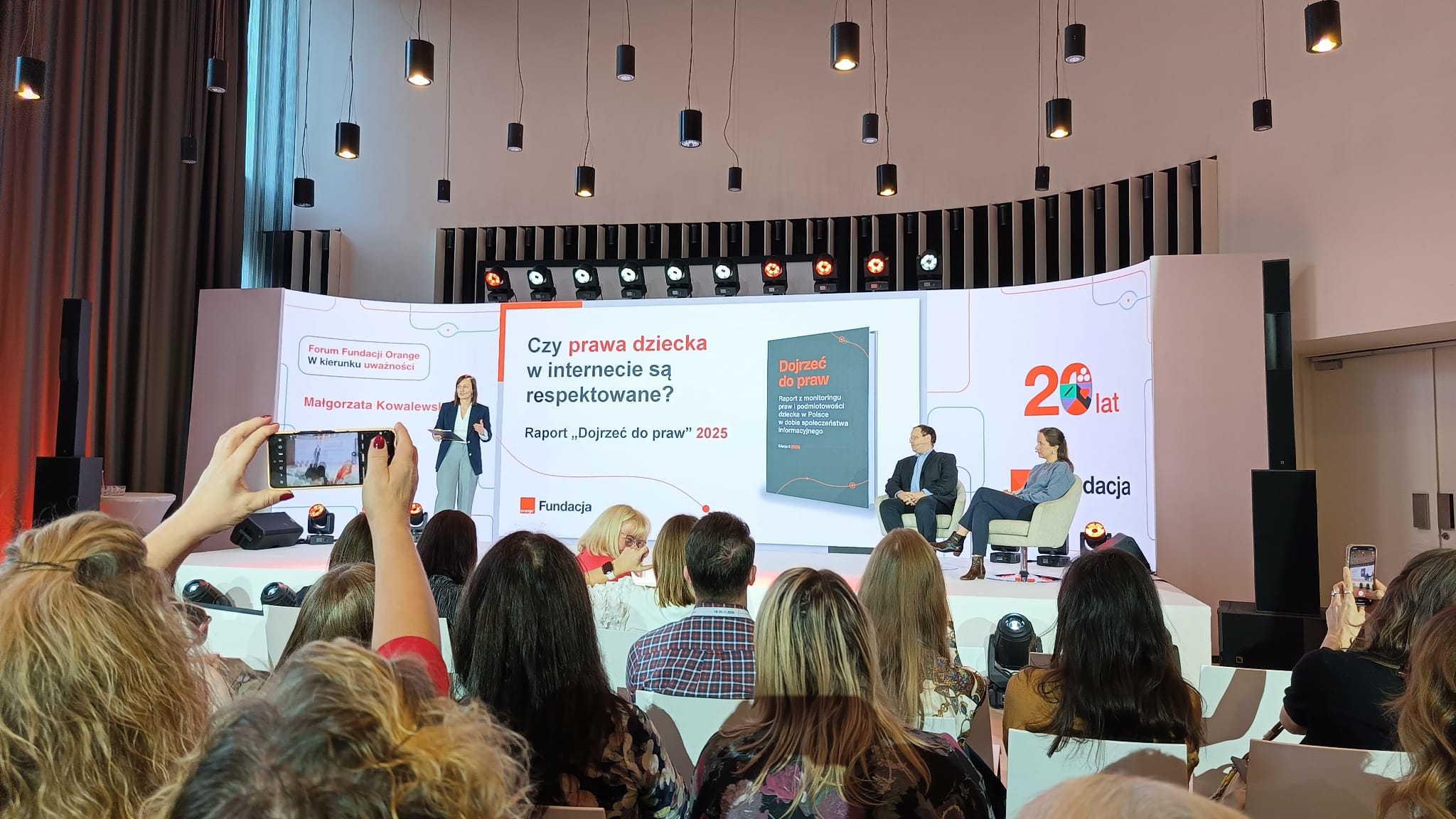 Zdjęcie grpy osób na forum Konferencji Orange