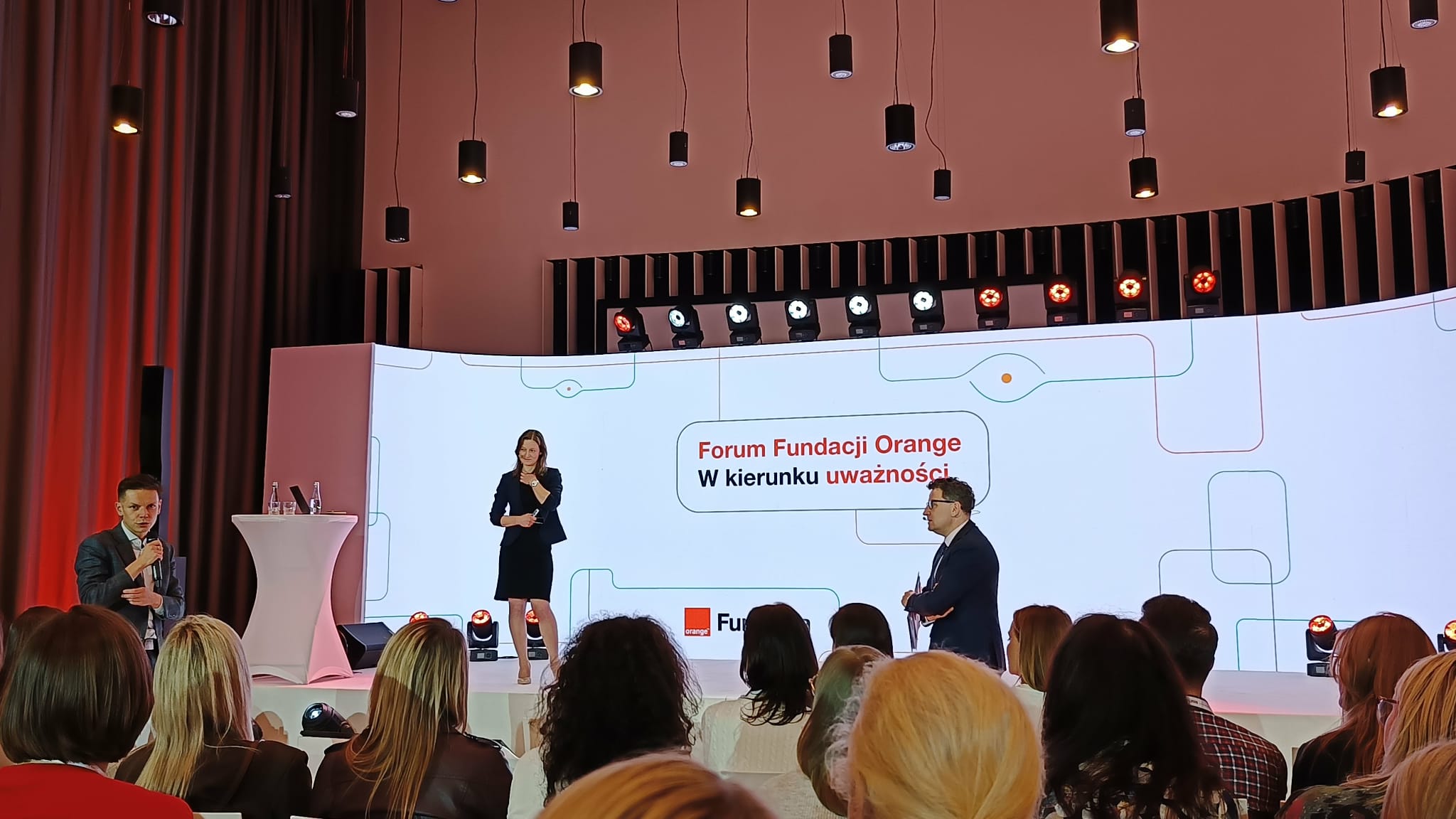 zdjęcie kobiety na scenie forum Konferencji Orange