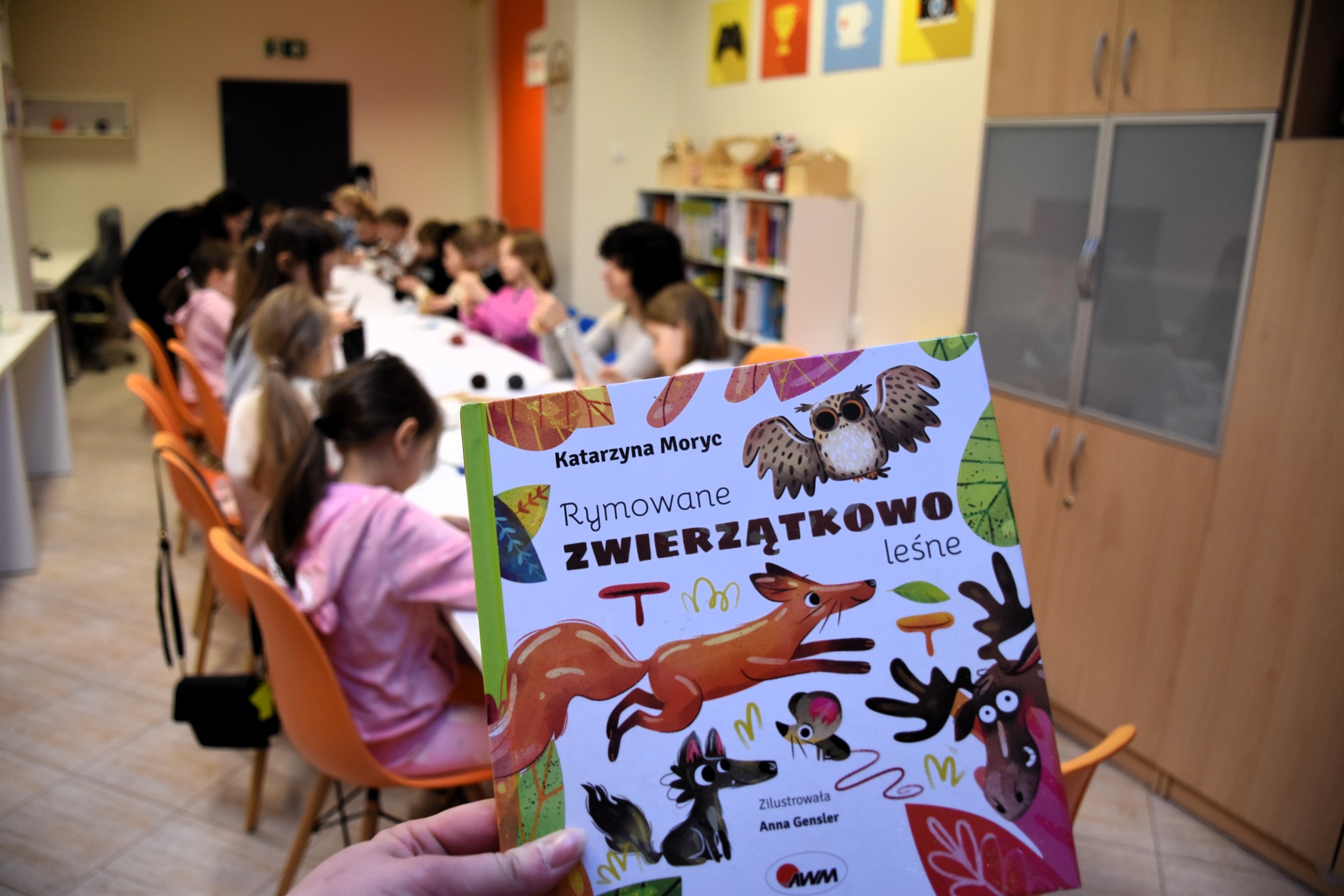 Na pierwszym planie książka