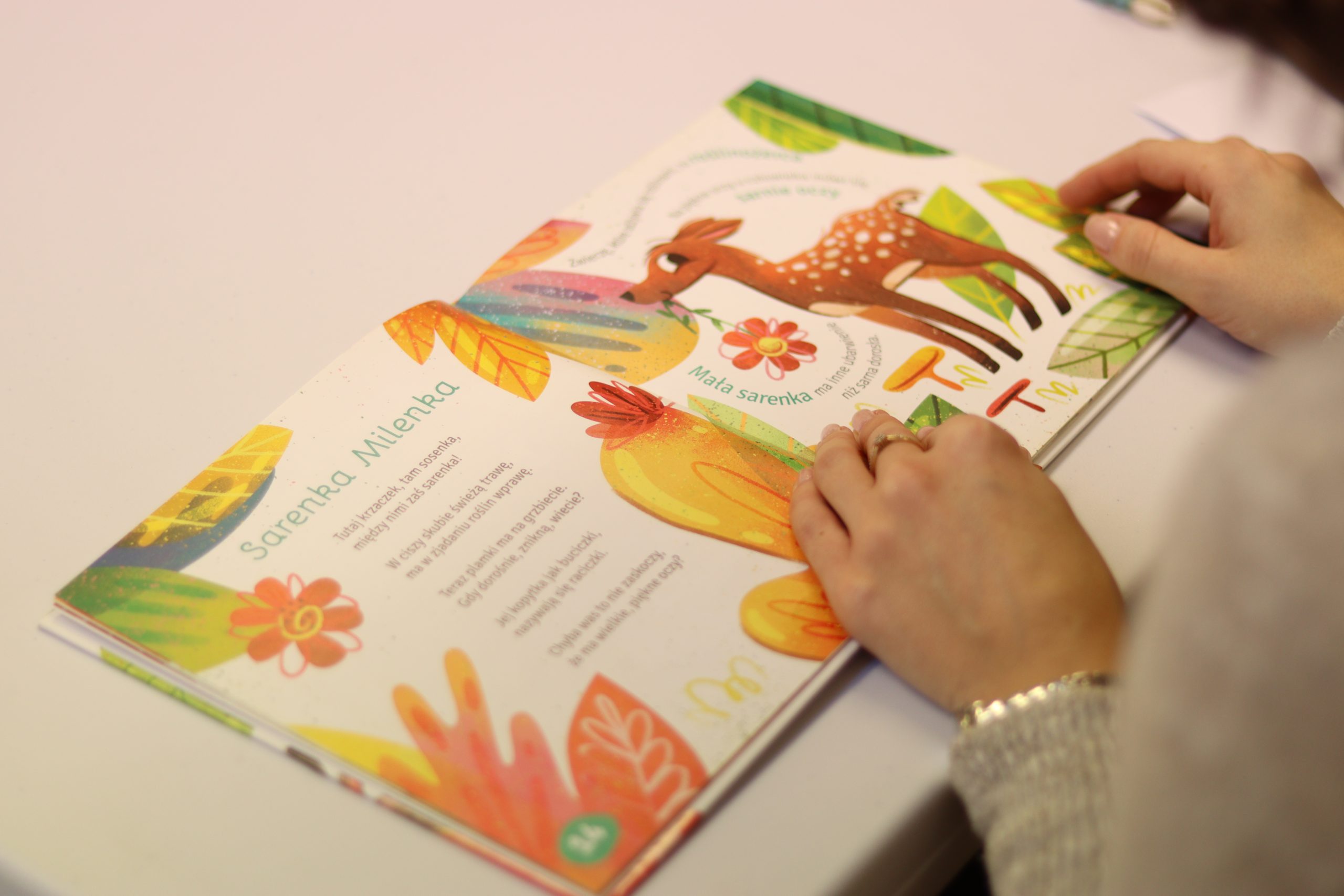 Zdjęcie przedstawiające otwartą książkę z wierszami o zwierzętach