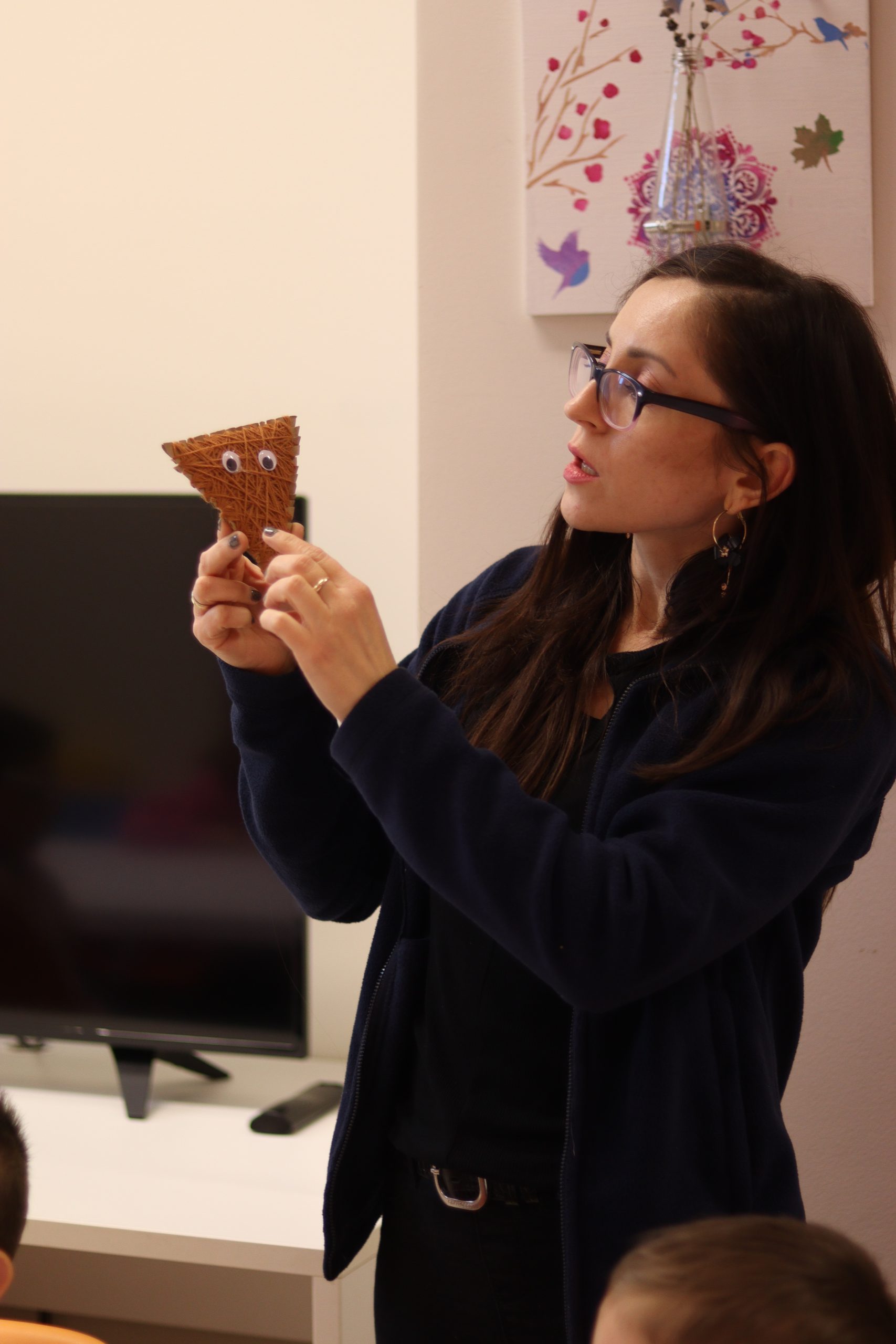 Instruktor pokazujący jak wykonać liska