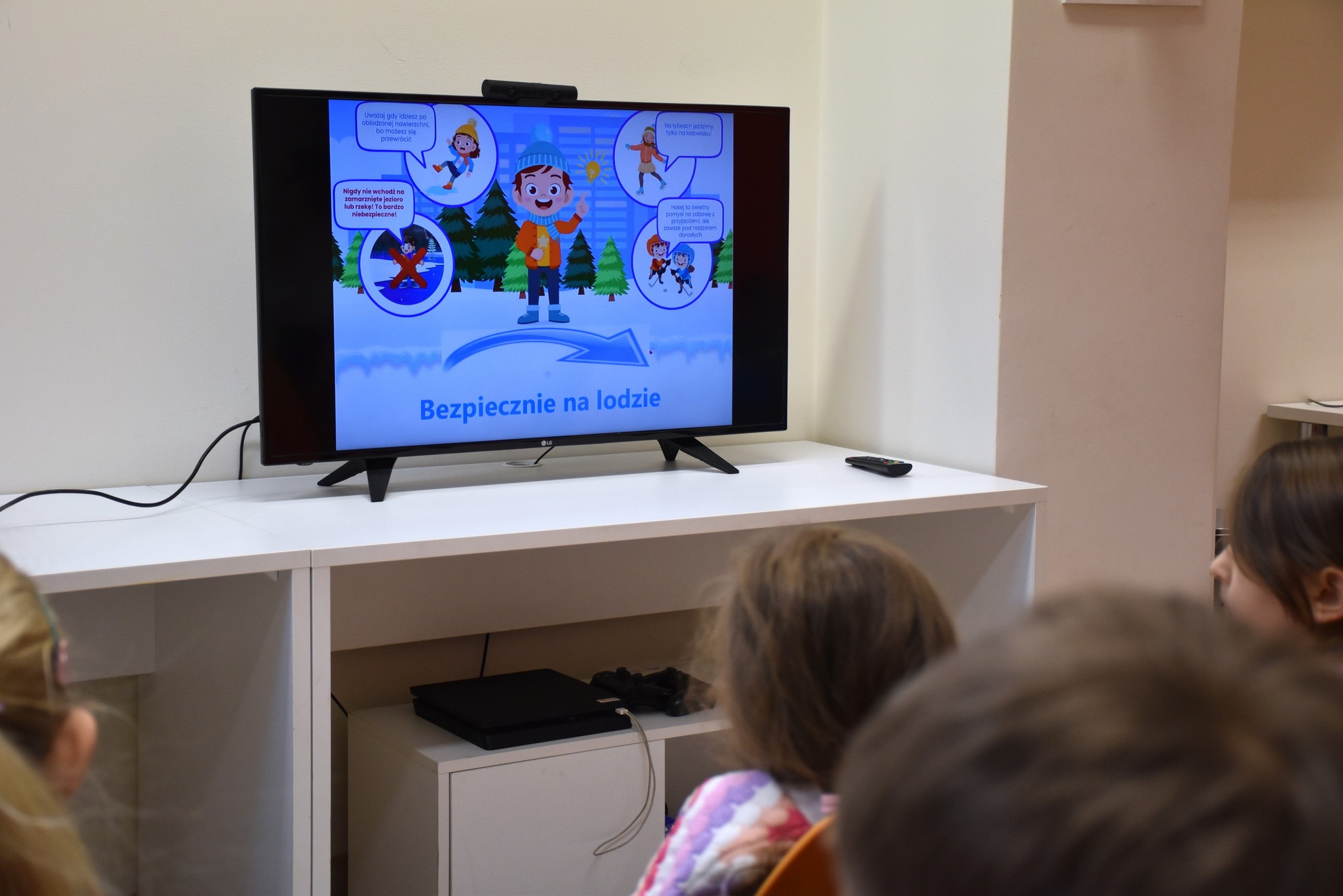 Ekran telewizora ze slajdem "Bezpiecznie na lodzie"