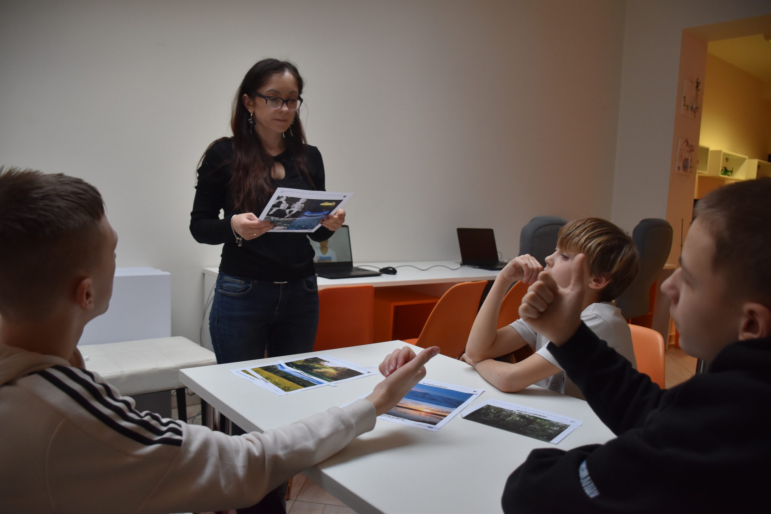 kobieta czyta młodzieży tekst