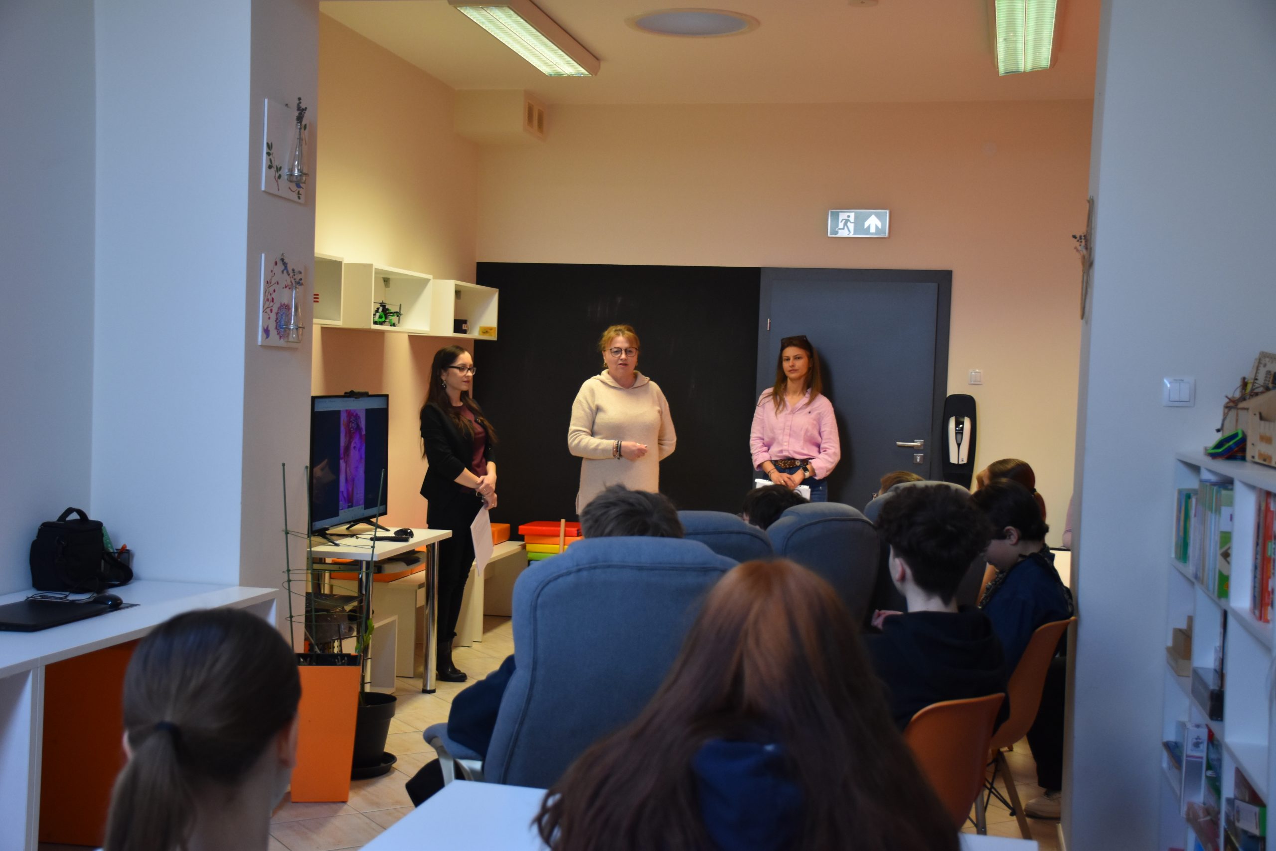 Trzy kobiety przemawiające do młodzieży