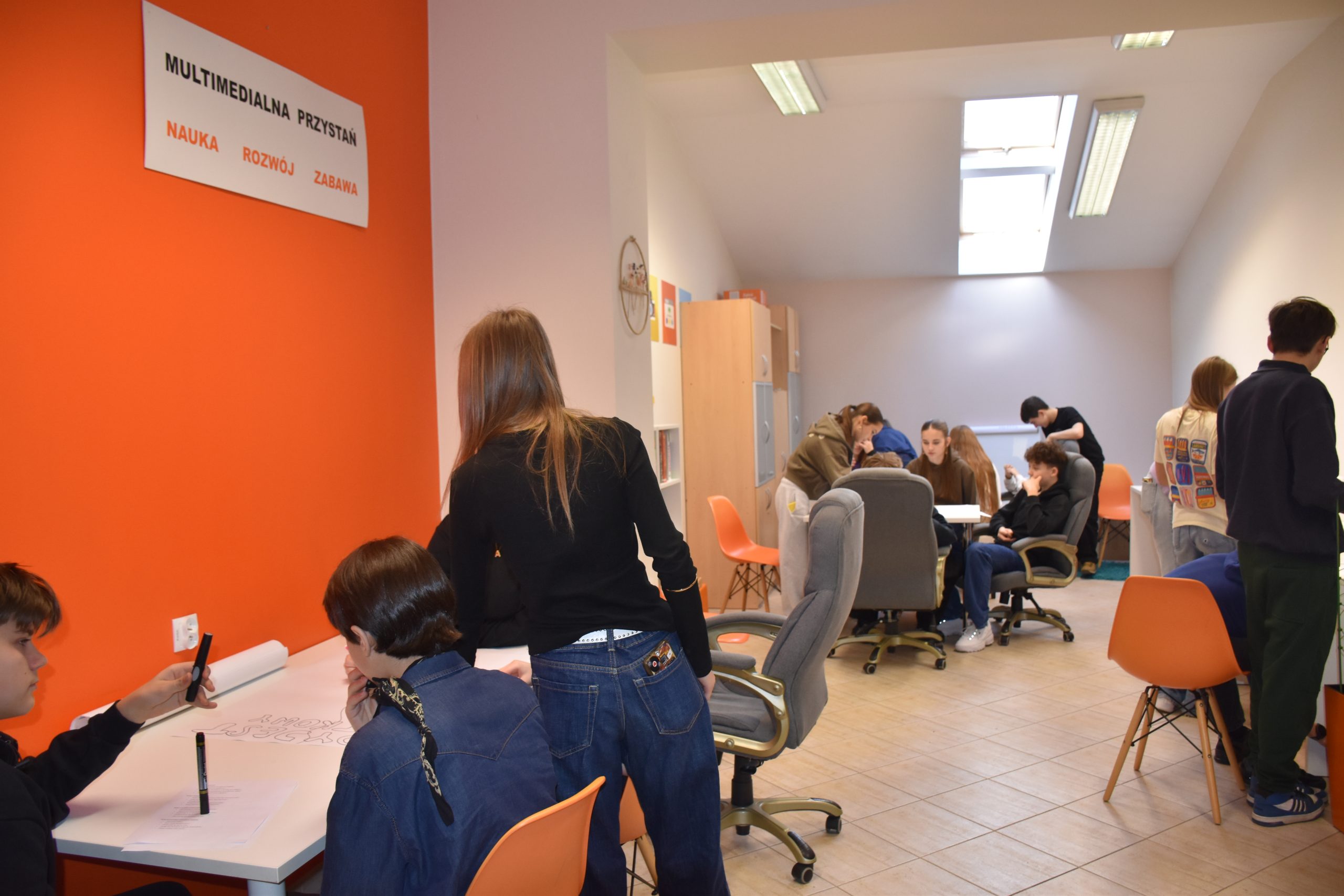 Młodzież pracująca w grupach