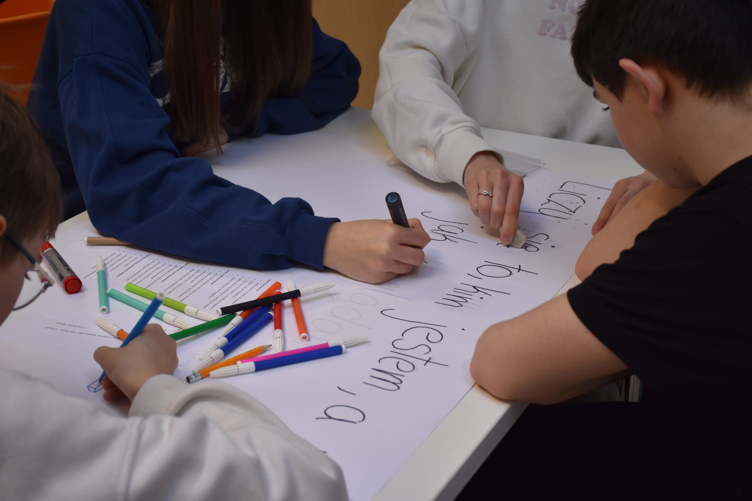 Młodzież tworząca plakat