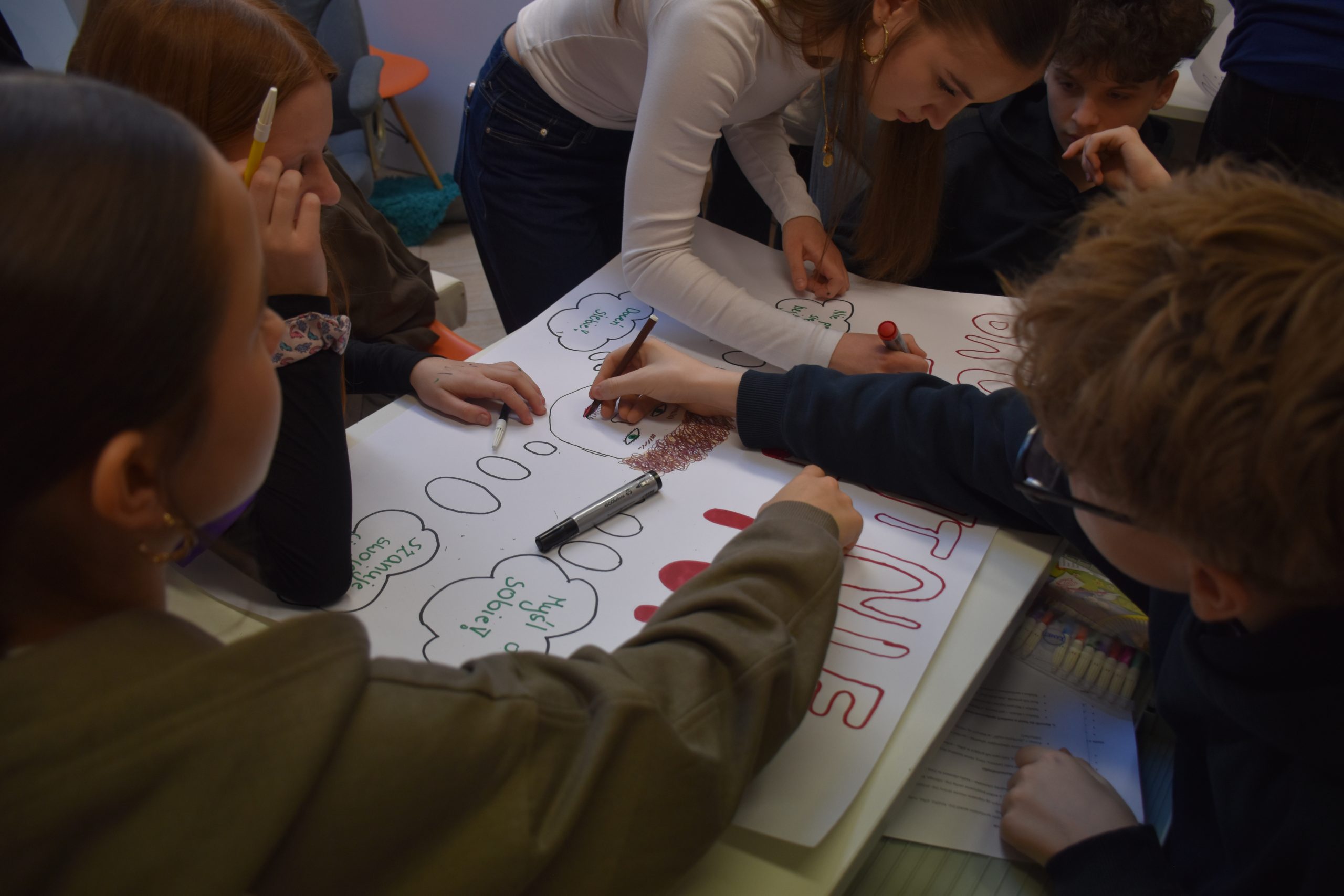 Młodzież tworząca plakat