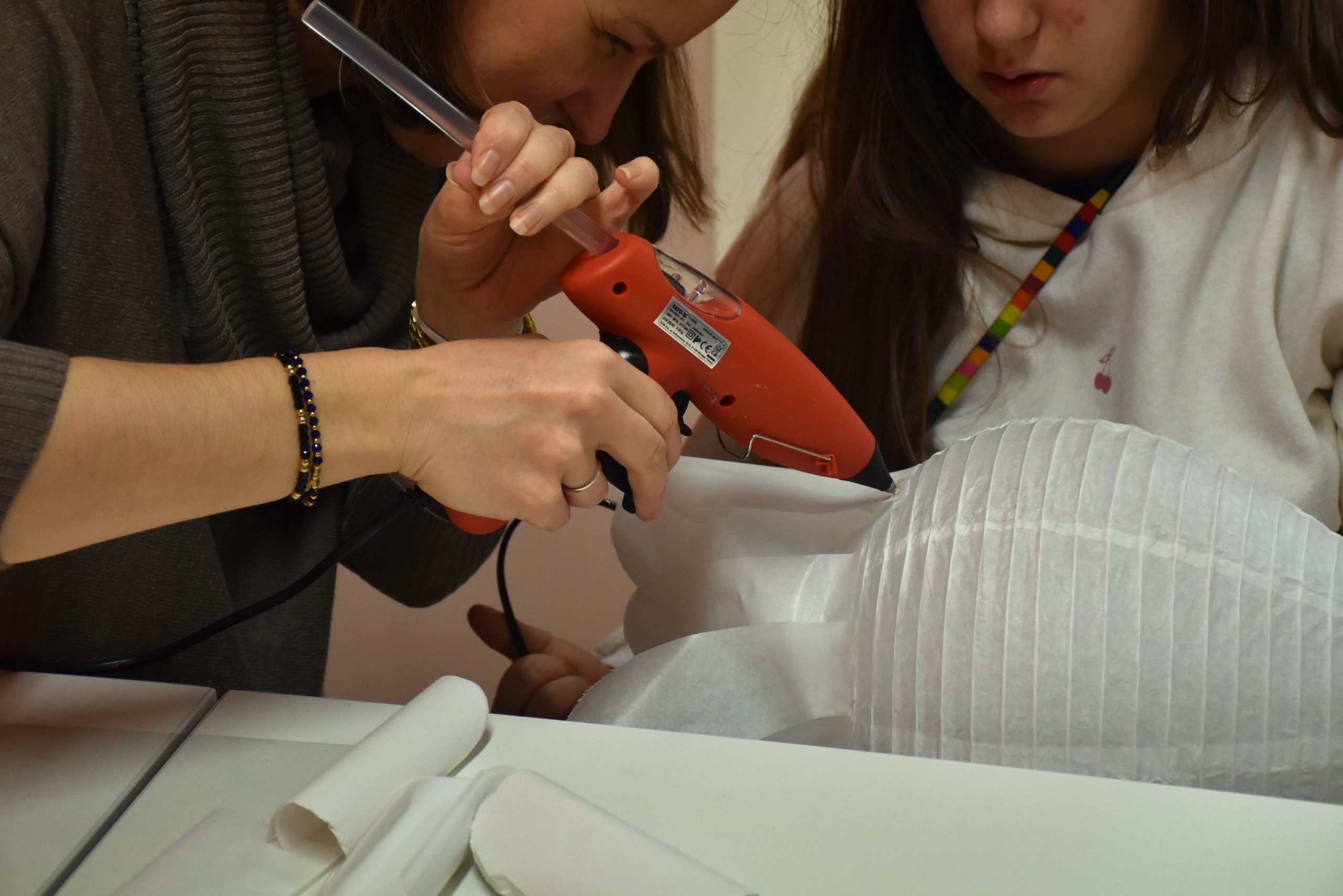 Przyklejanie elementów lampki