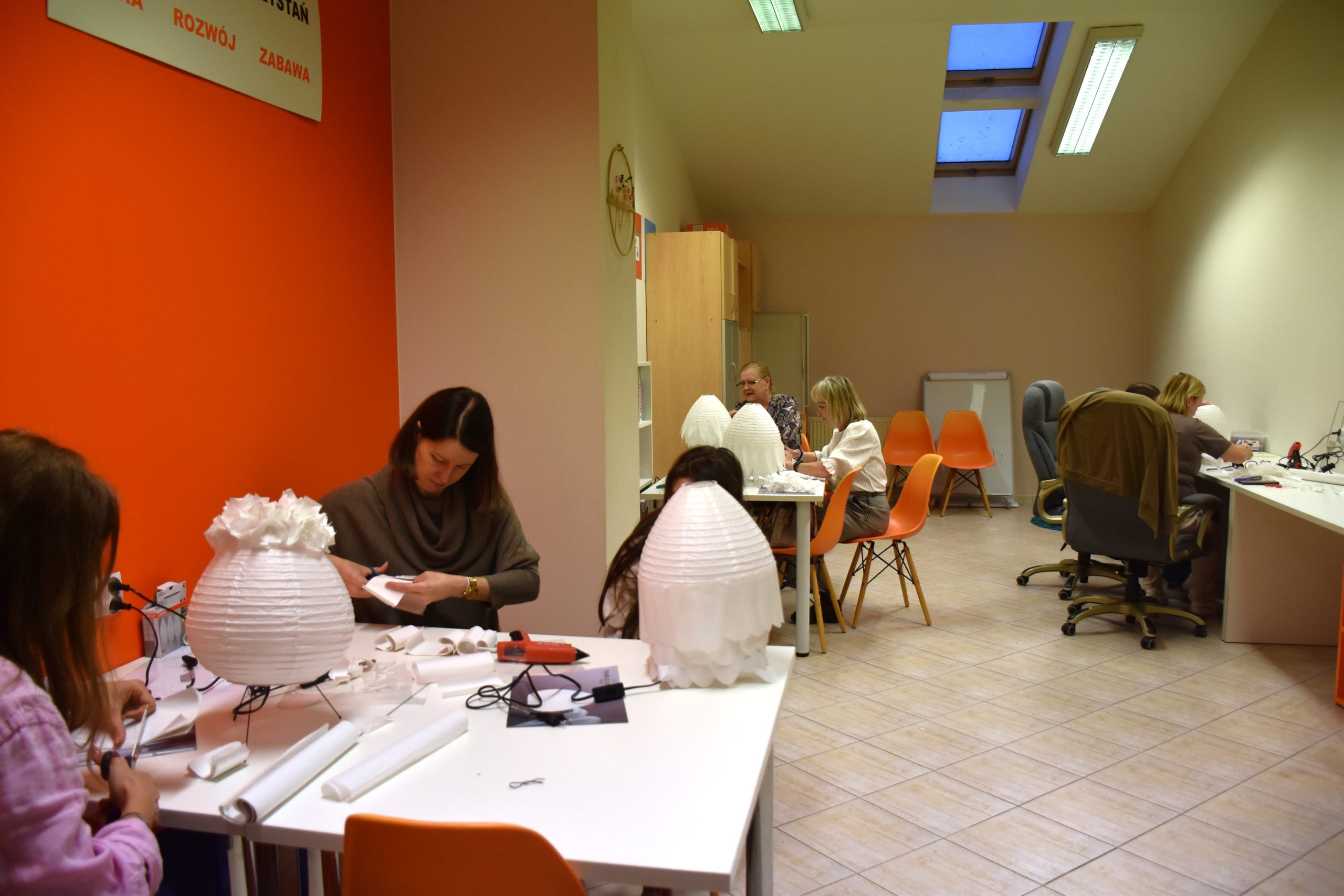 Widok sali, uczestnicy tworzą lampki