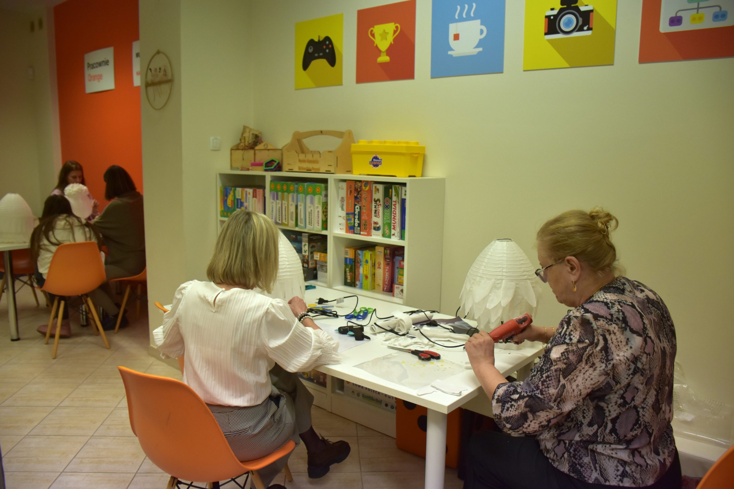 Kobiety wykonujące lampki