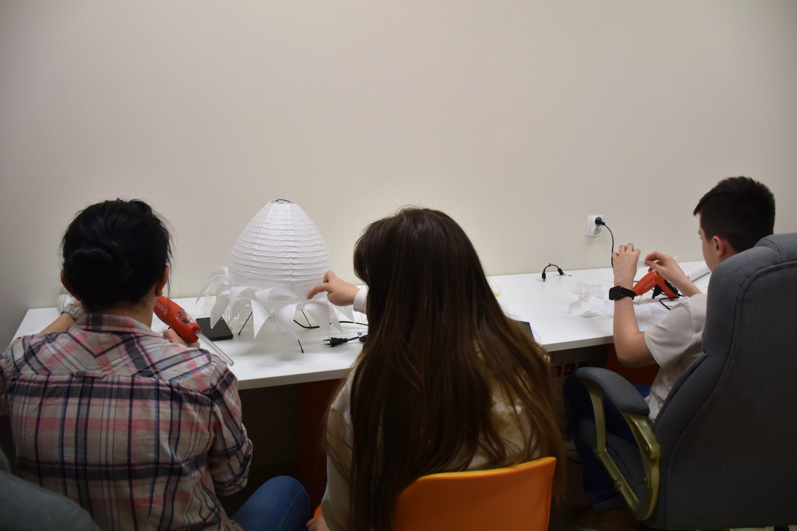 Trzy osoby wykonują lampki