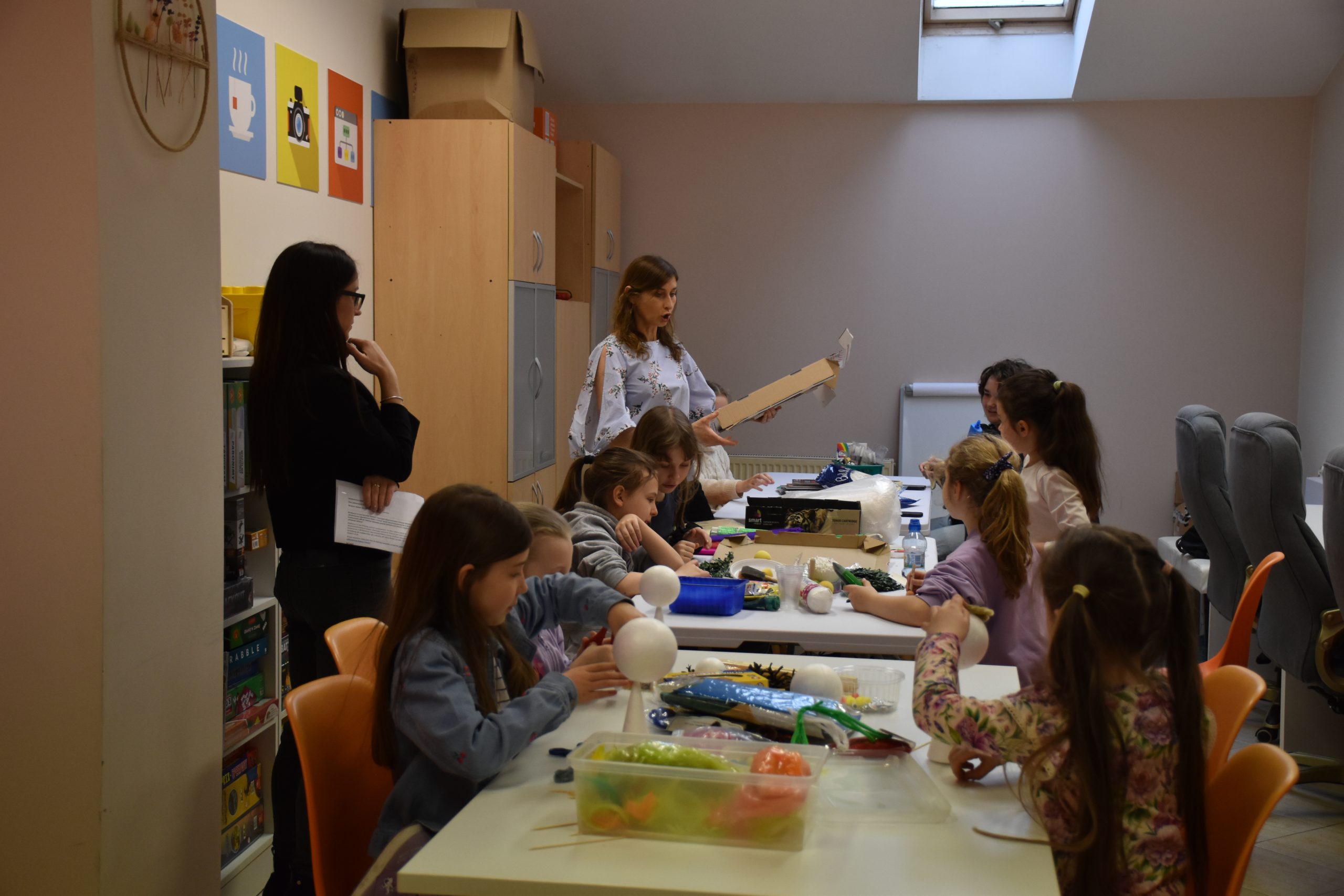 kobiety tłumaczące uczestnikom zadanie