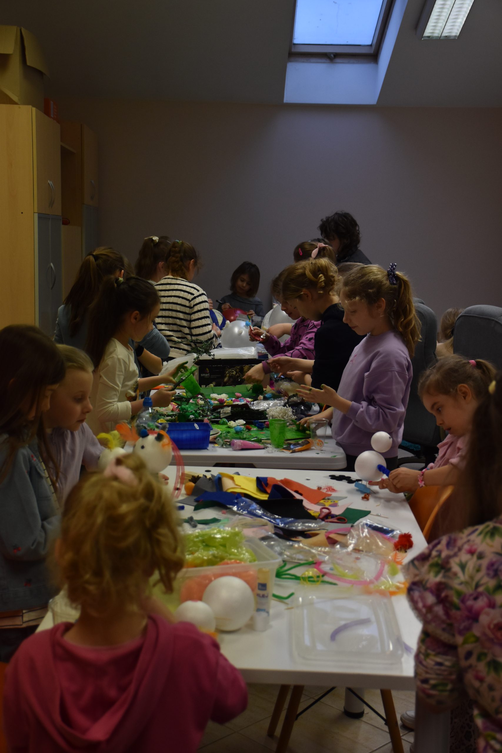 uczestnicy warsztatów przy stole