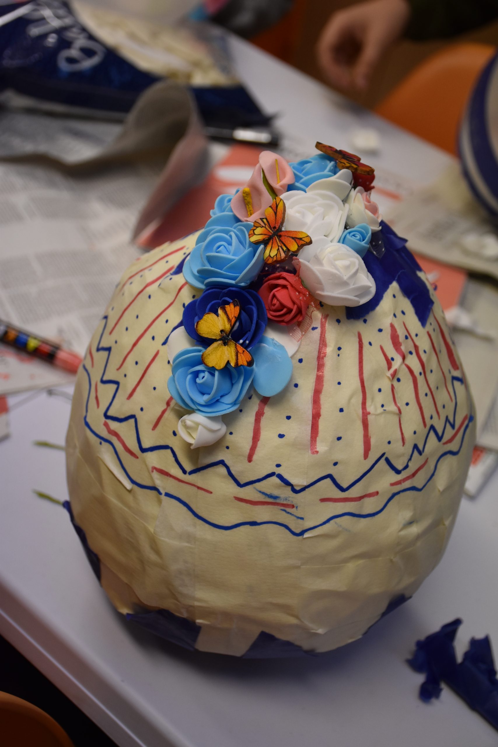 wielkanocne jajko zdobione kwiatami