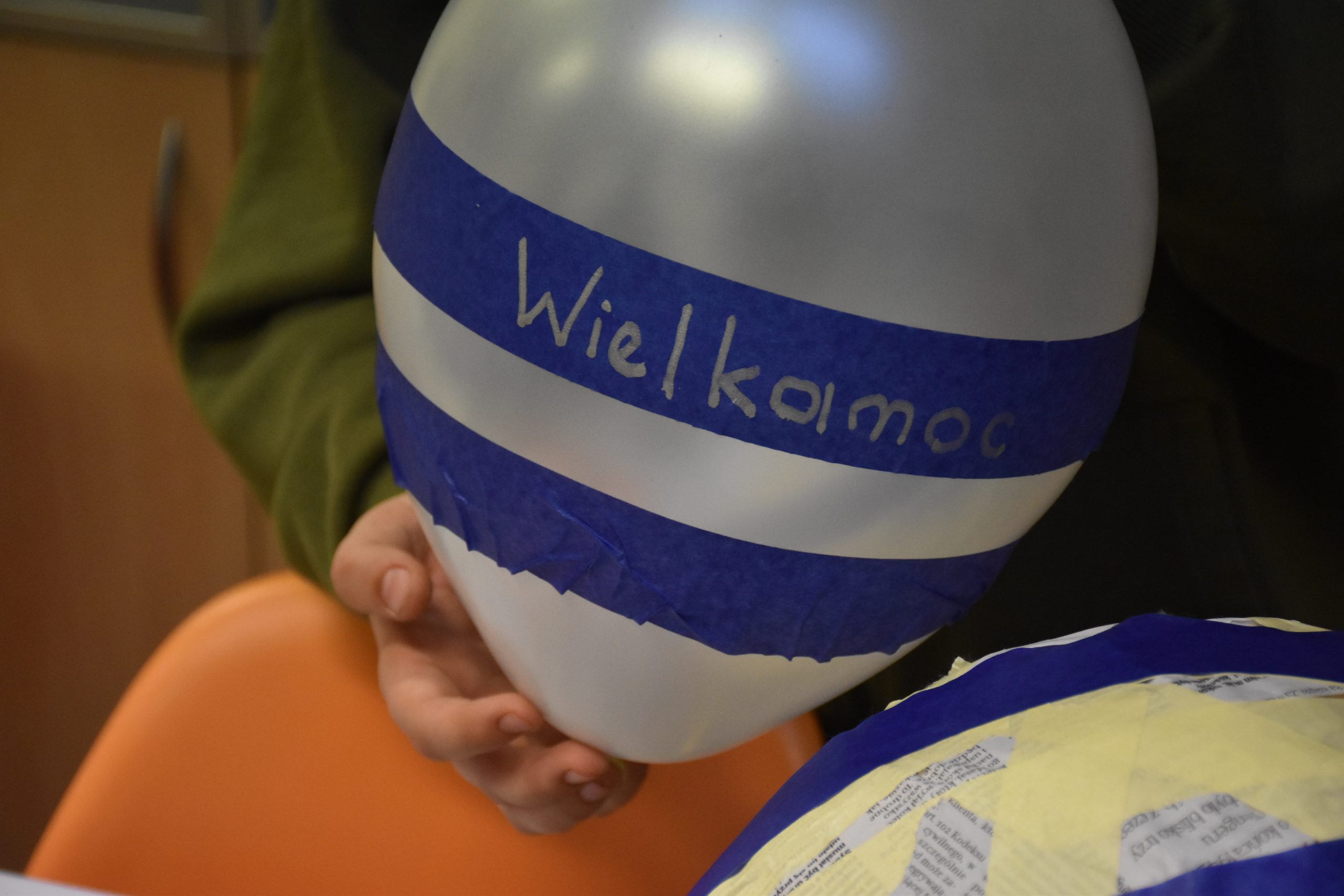 jajko z balonu z napisem wielkanoc