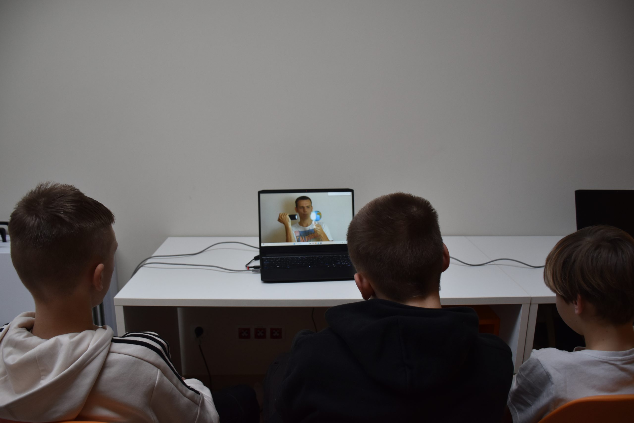 dzieci oglądają filmik o porach roku