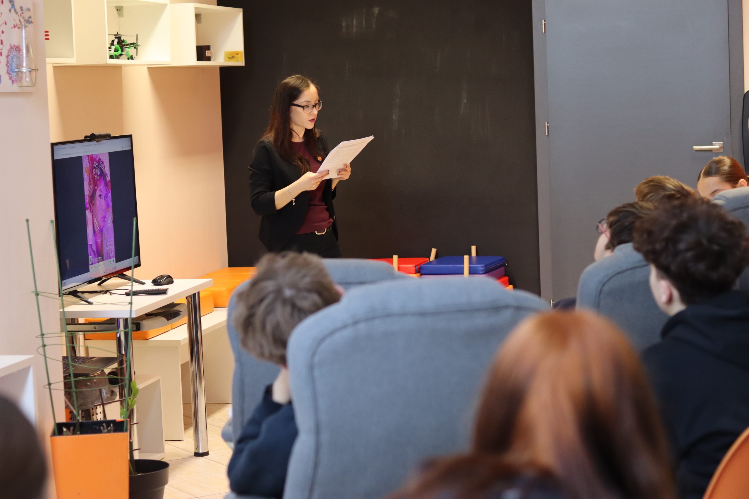 Kobieta prowadząca spotkanie dla młodzieży