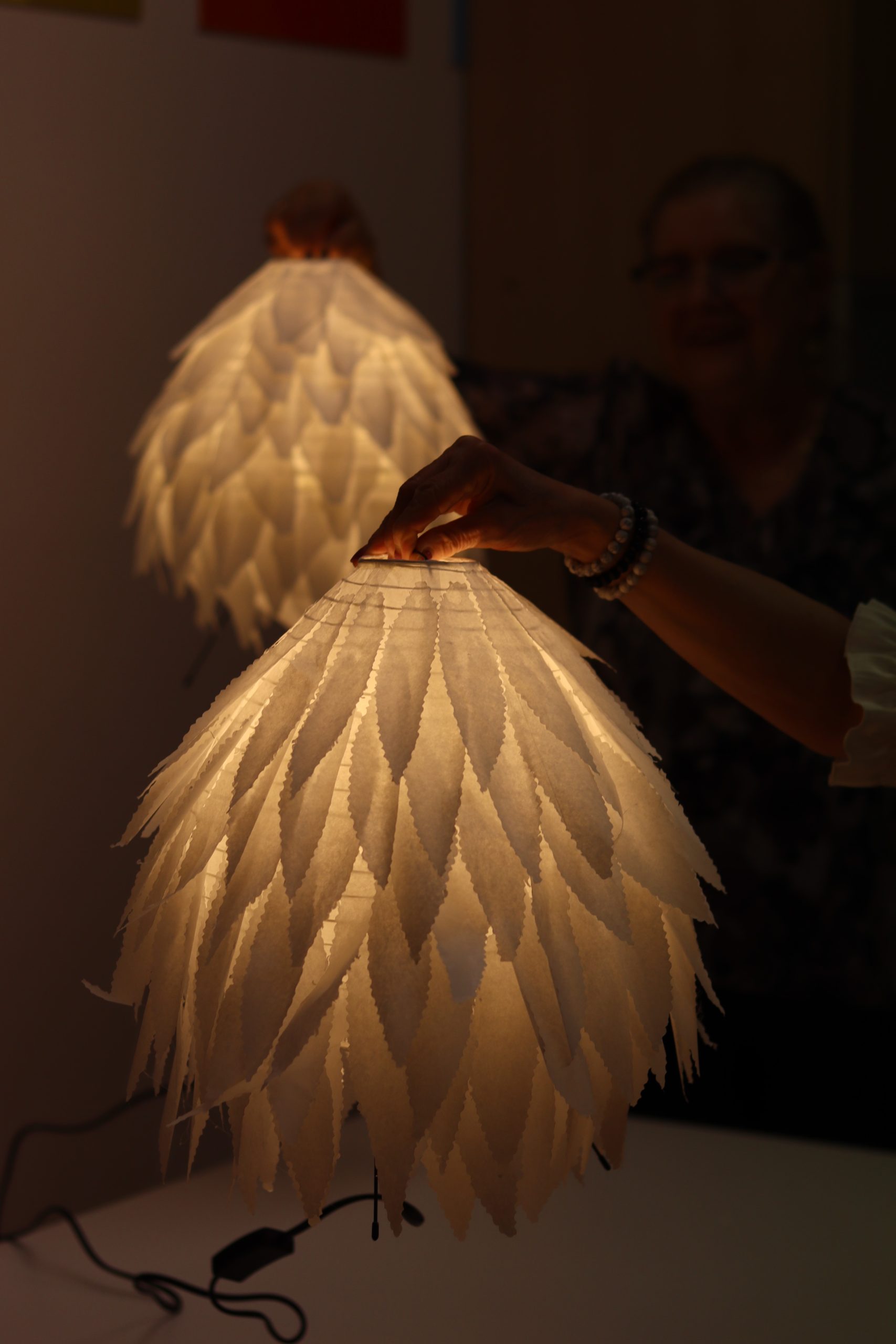 Dwie oświetlone lampki