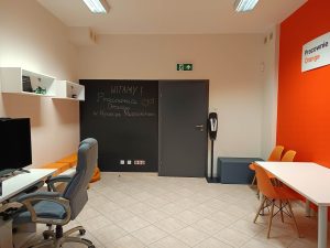 wnętrze pracowni, widoczna czarna ściana tablicowa