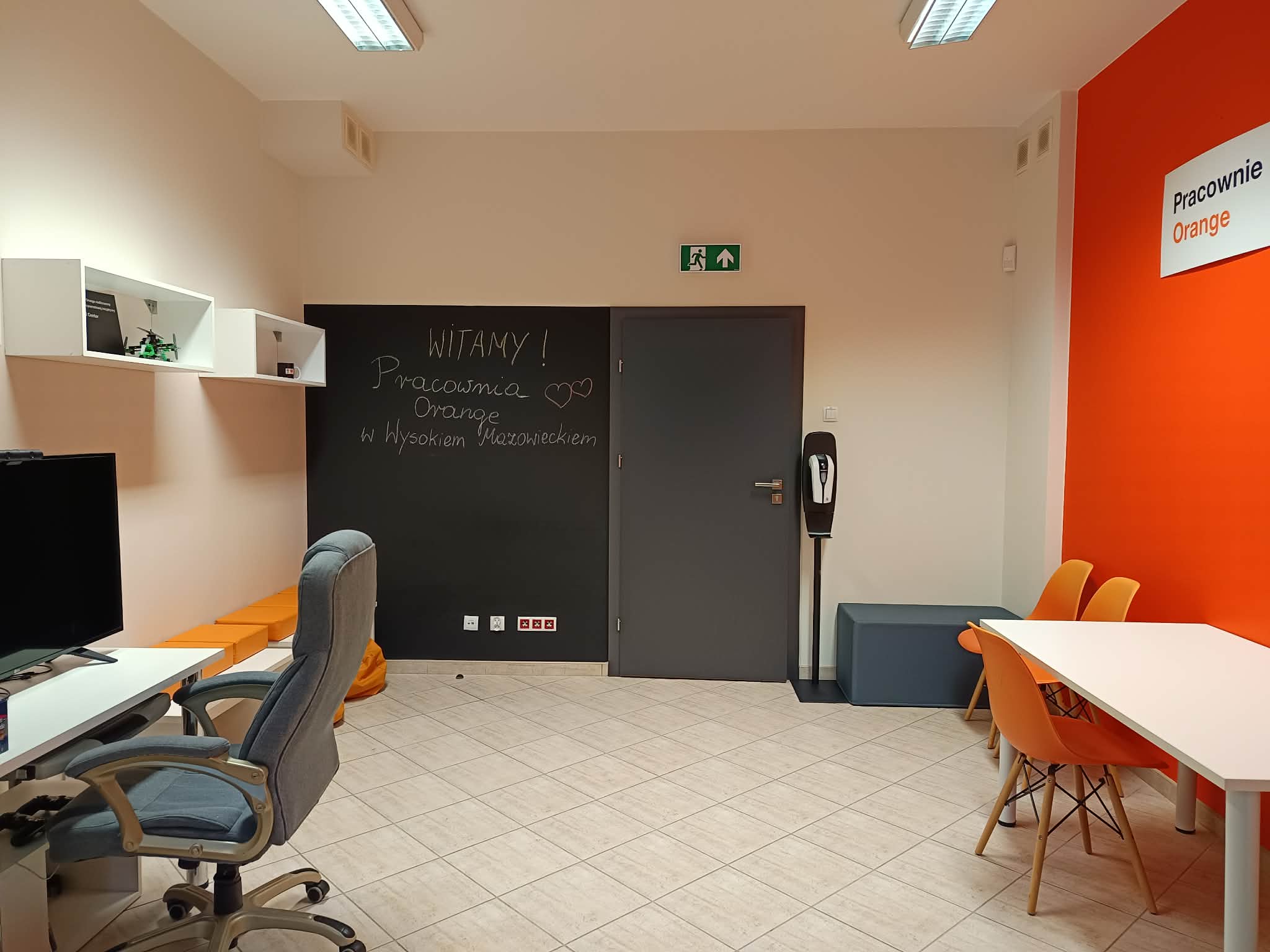 wnętrze pracowni, widoczna czarna ściana tablicowa