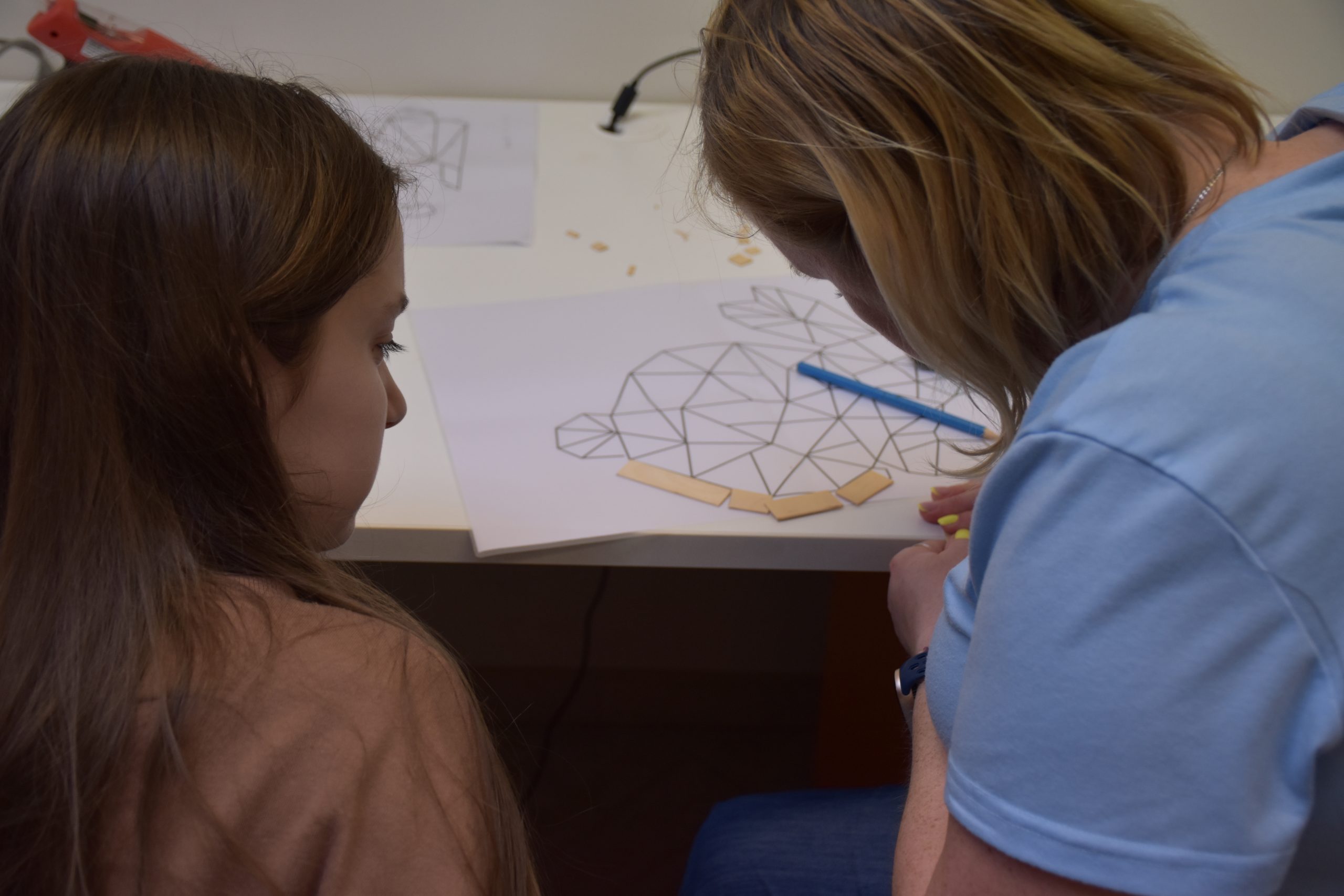 uczestniczki pracują nad zającem