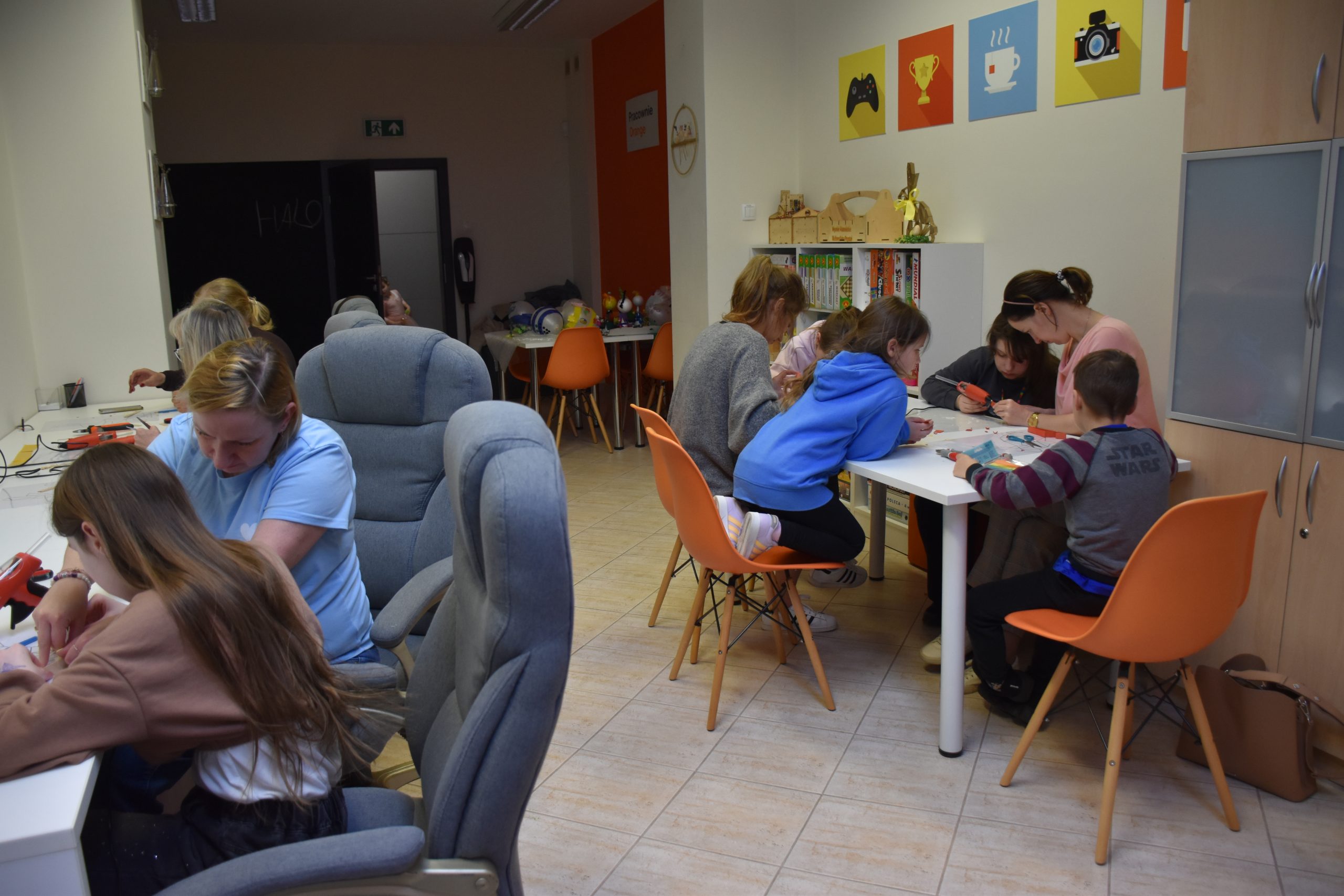 uczestnicy warsztatów przy pracy