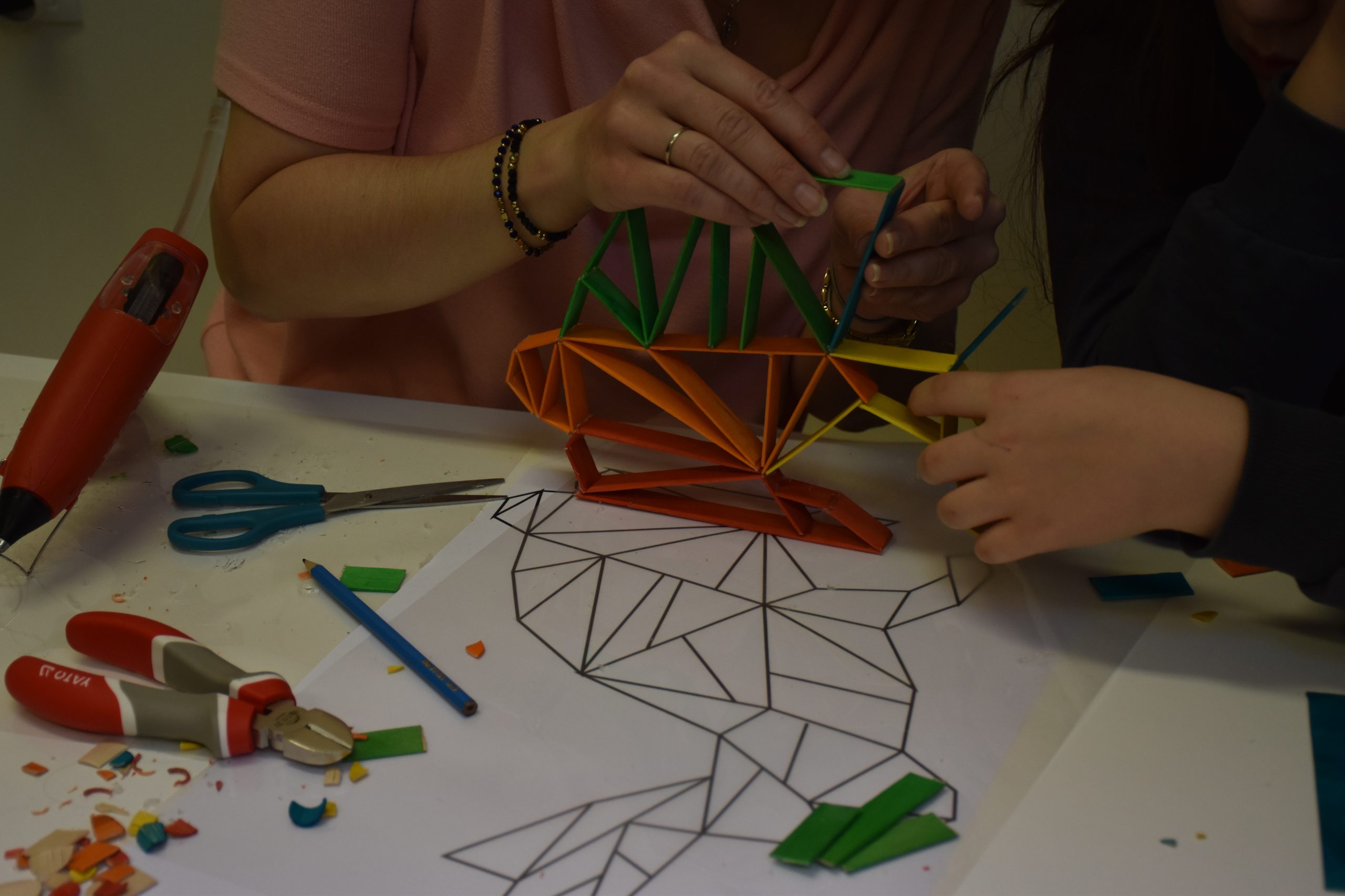 tworzenie zająca z kolorowych patyczków